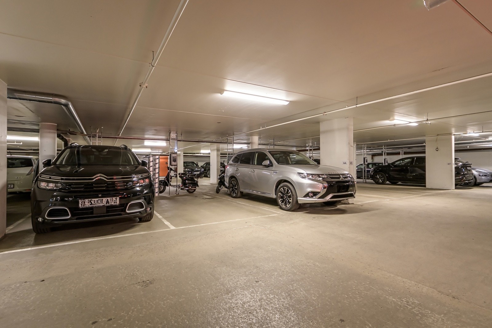 Medfølgende garasjeplass med elbil-lader i felles garasjeanlegg, samt en kjellerbod på ca. 5m². Heis i bygget. Galleribilde