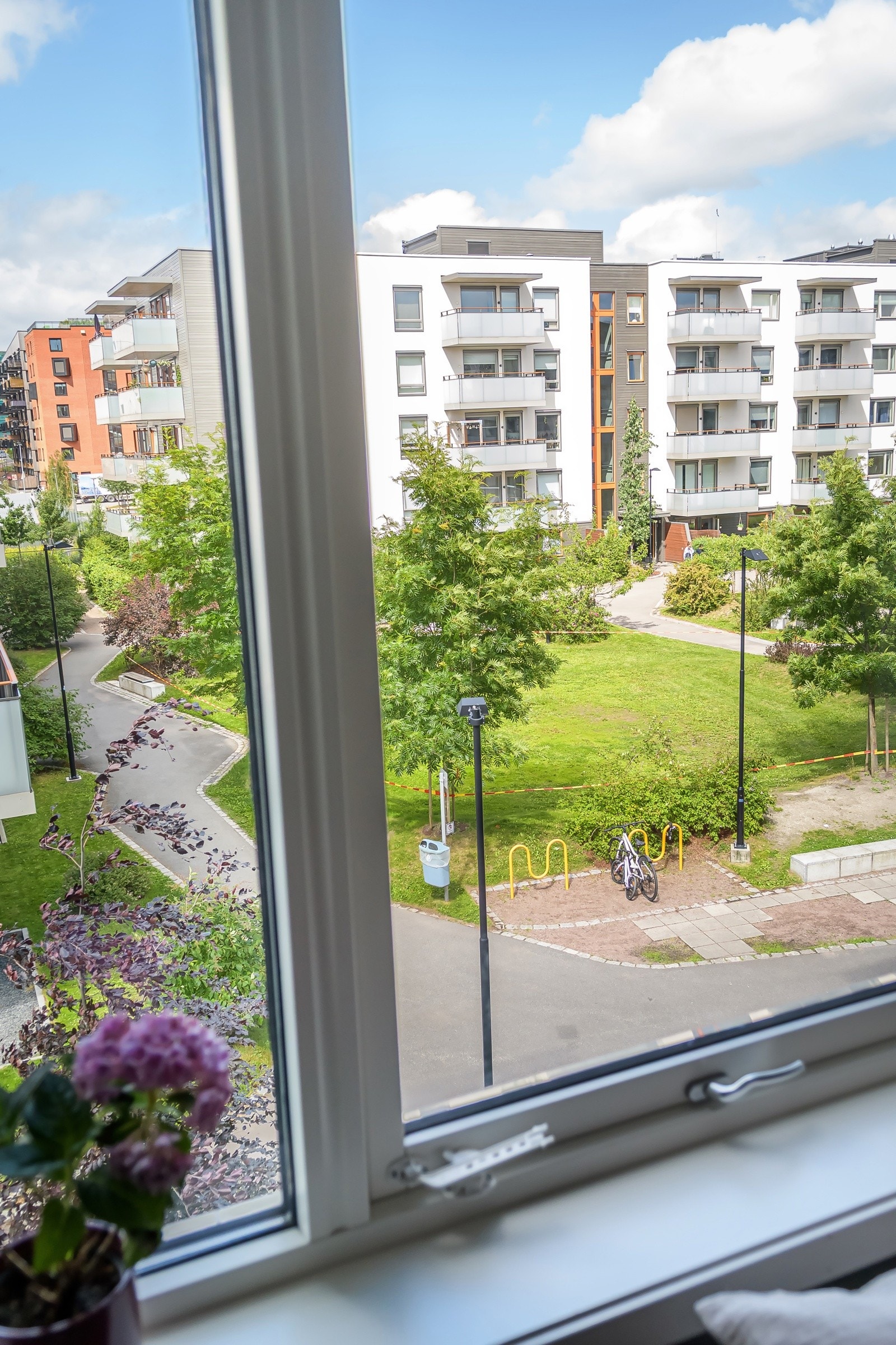 Stor vindusflate, mot rolige fellesarealer, med 3-lags isolerglass og dobbel innvendig solskjerming. Galleribilde