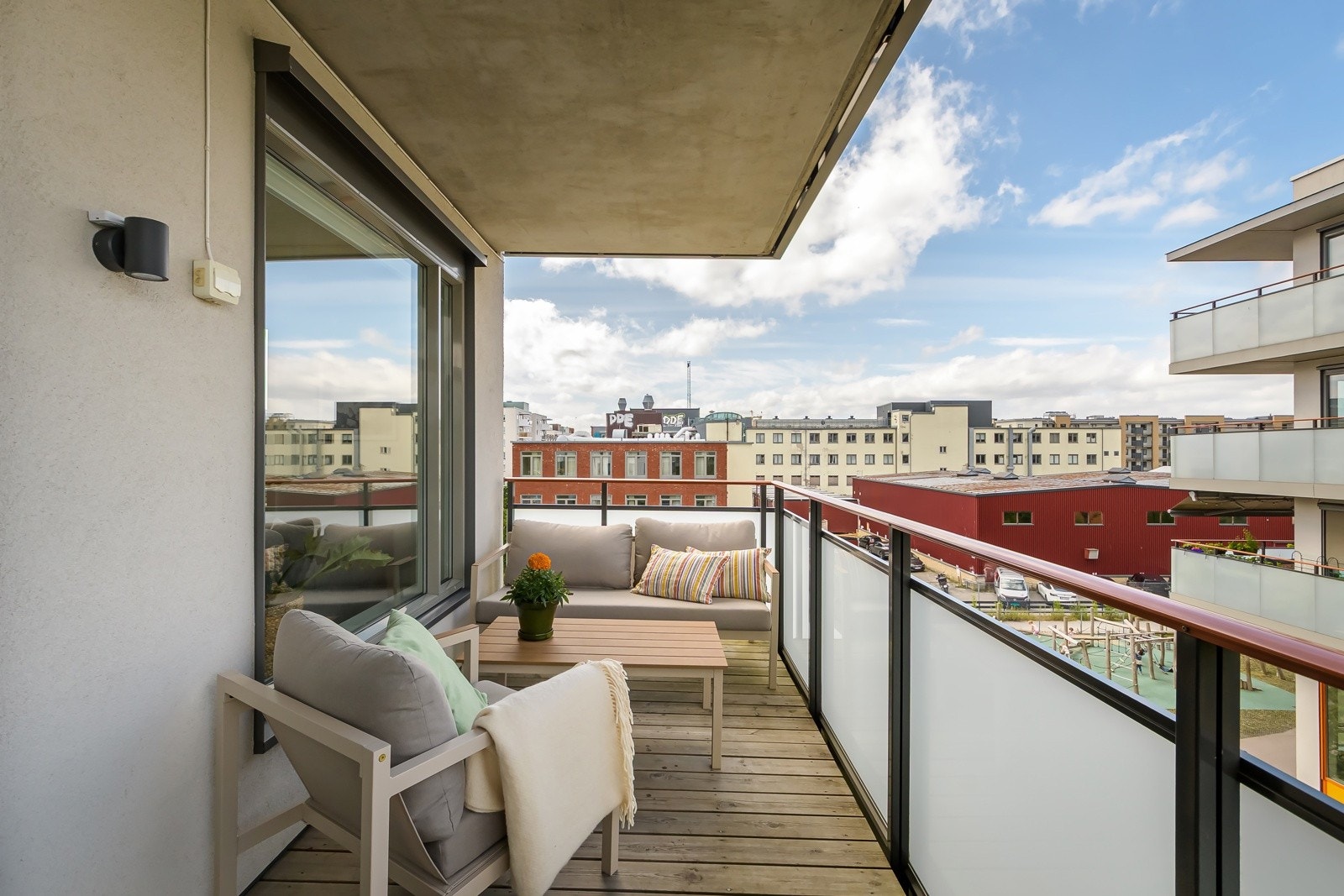 Beliggenheten i høyden og mot nordvest, gir optimale solforhold på ettermiddag og kveld. Galleribilde