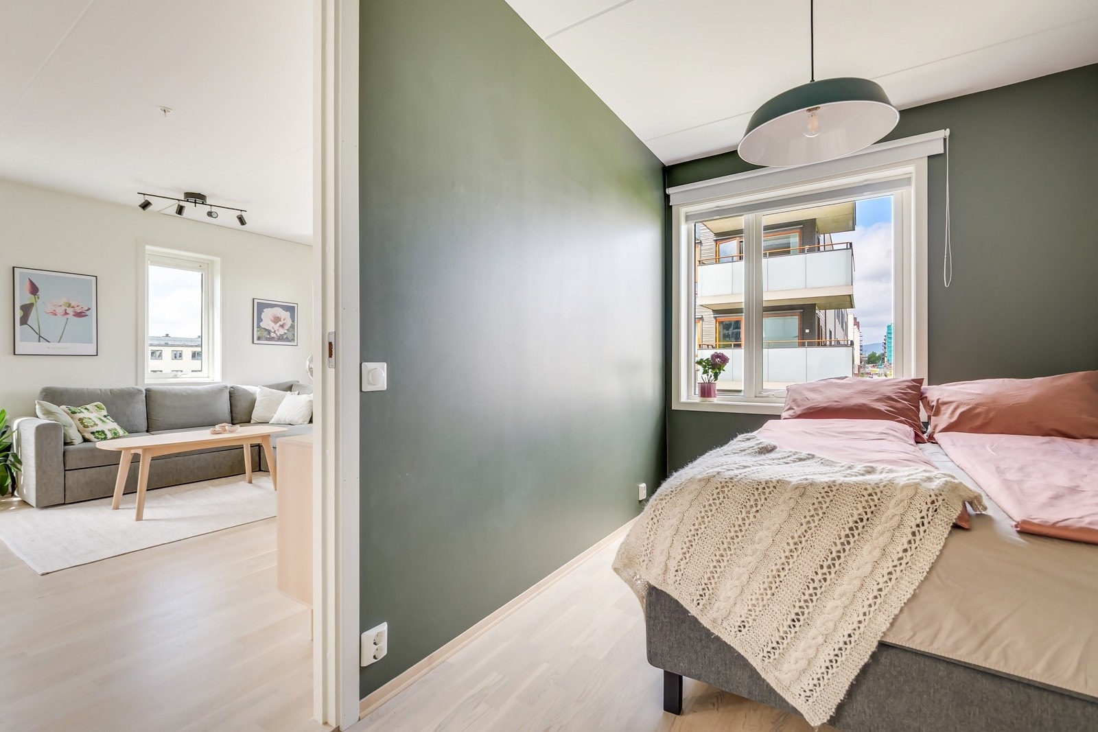 Soverommet har en bredde på ca. 218 cm, noe som gir plass til en dobbeltseng med tilhørende nattbord. Galleribilde