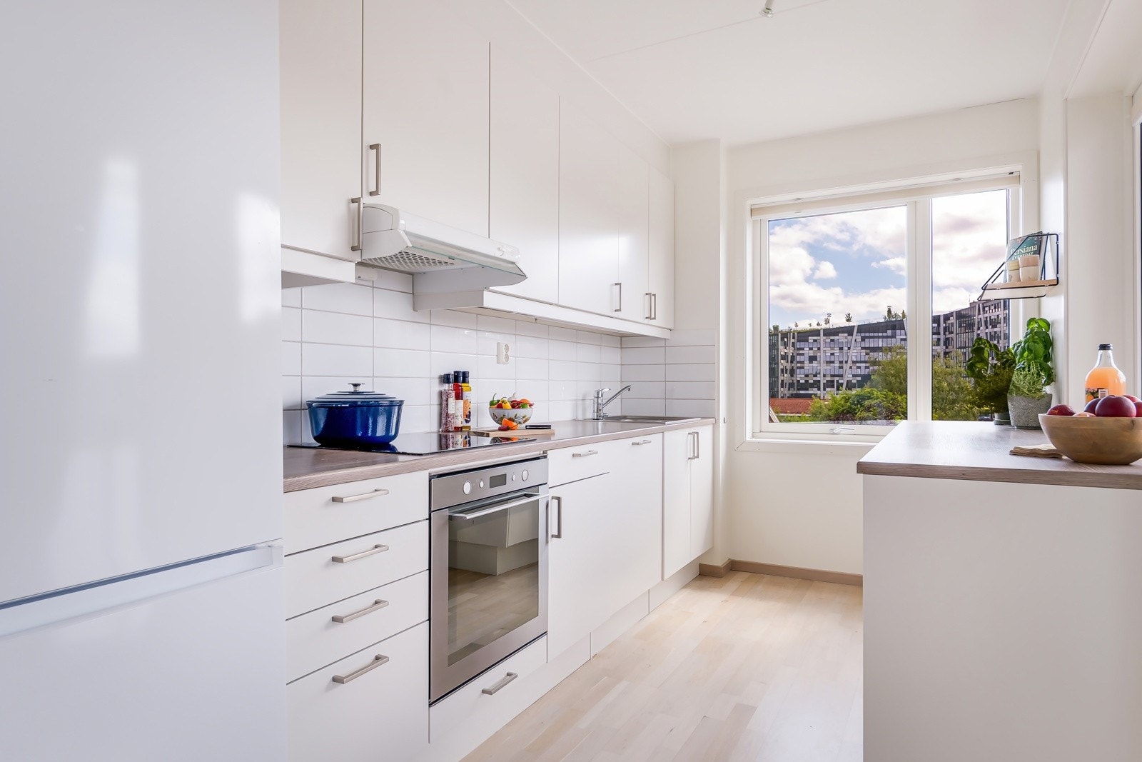 Kjøkkenet er utstyrt med integrerte hvitevarer som nedfelt platetopp, avtrekksvifte, stekeovn og oppvaskmaskin, samt plass til frittstående kjøleskap med frysedel. Galleribilde