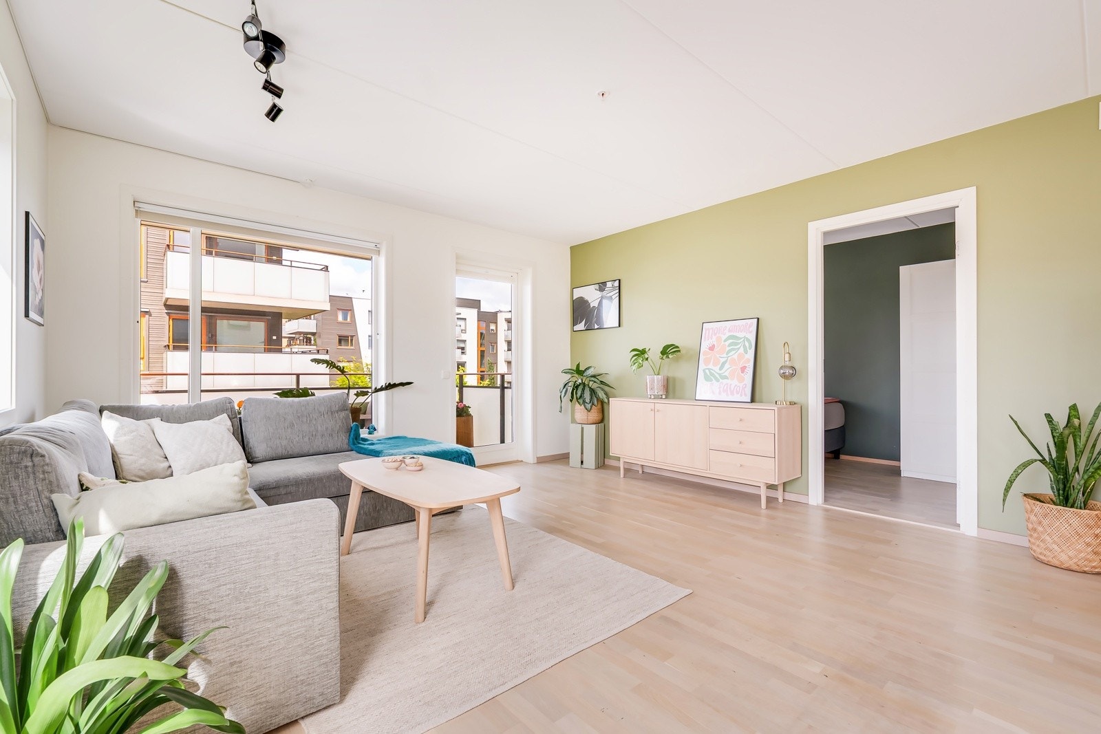 Rommet holder en moderne standard med lys parkett på gulv, glatte og lysmalte overflater, samt skjult elektrisk anlegg som gir et ryddig og stilrent uttrykk. Galleribilde