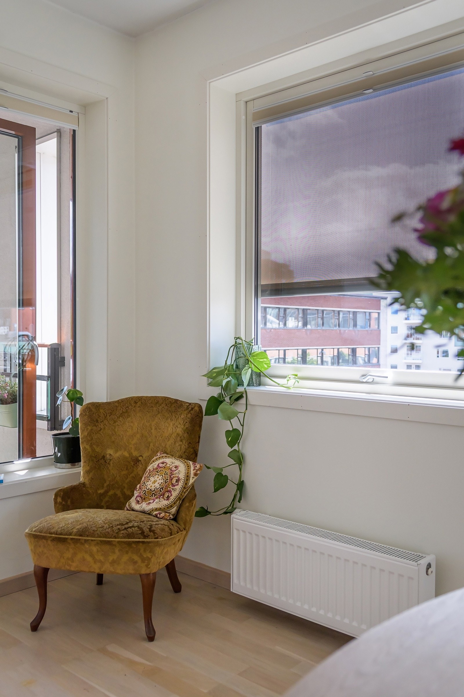 Det er montert utvendige screens i stue/kjøkken og på hovedsoverommet som skjermer mot solen på de varmeste dagene. Galleribilde