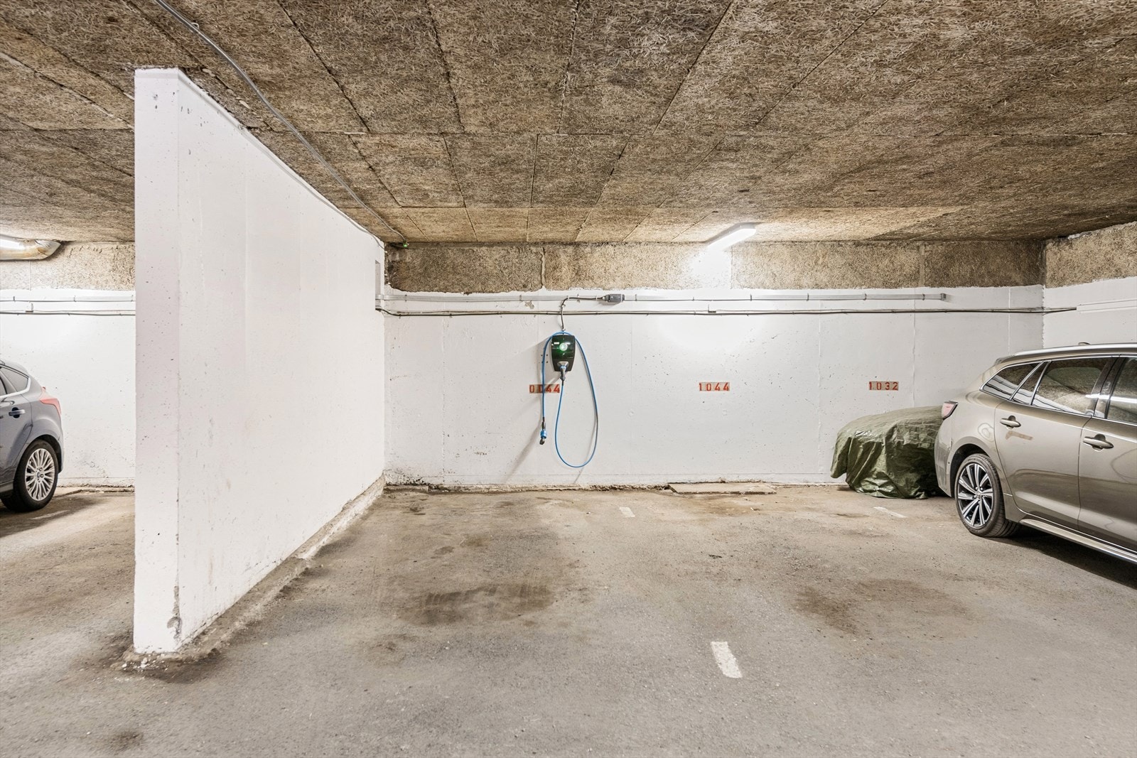 Leiligheten disponerer biloppstillingsplass i garasje med lader for el-bil. Kort avstand fra boligen Galleribilde