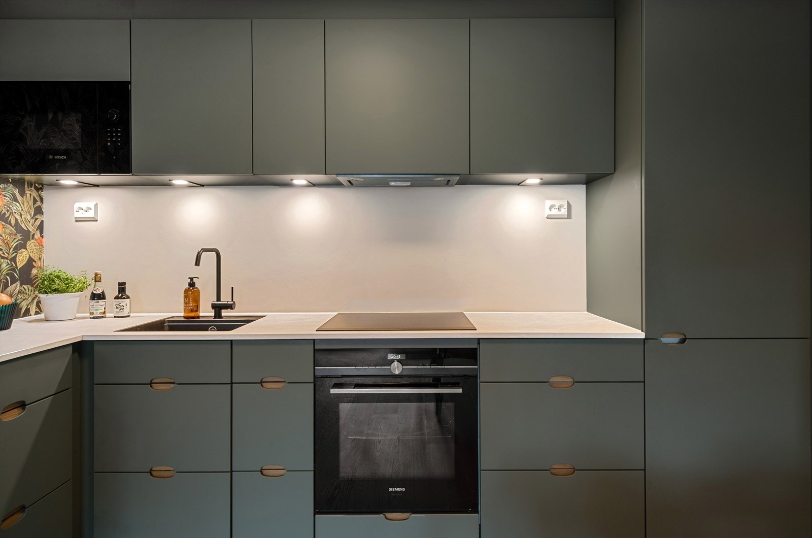 Åpen kjøkkenløsning i stue med takhøy innredning fra 2022 Galleribilde