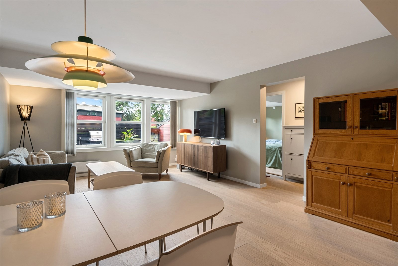 1-stavs parkett gjennom hele leiligheten.
Malte slette tak og veggflater. Galleribilde