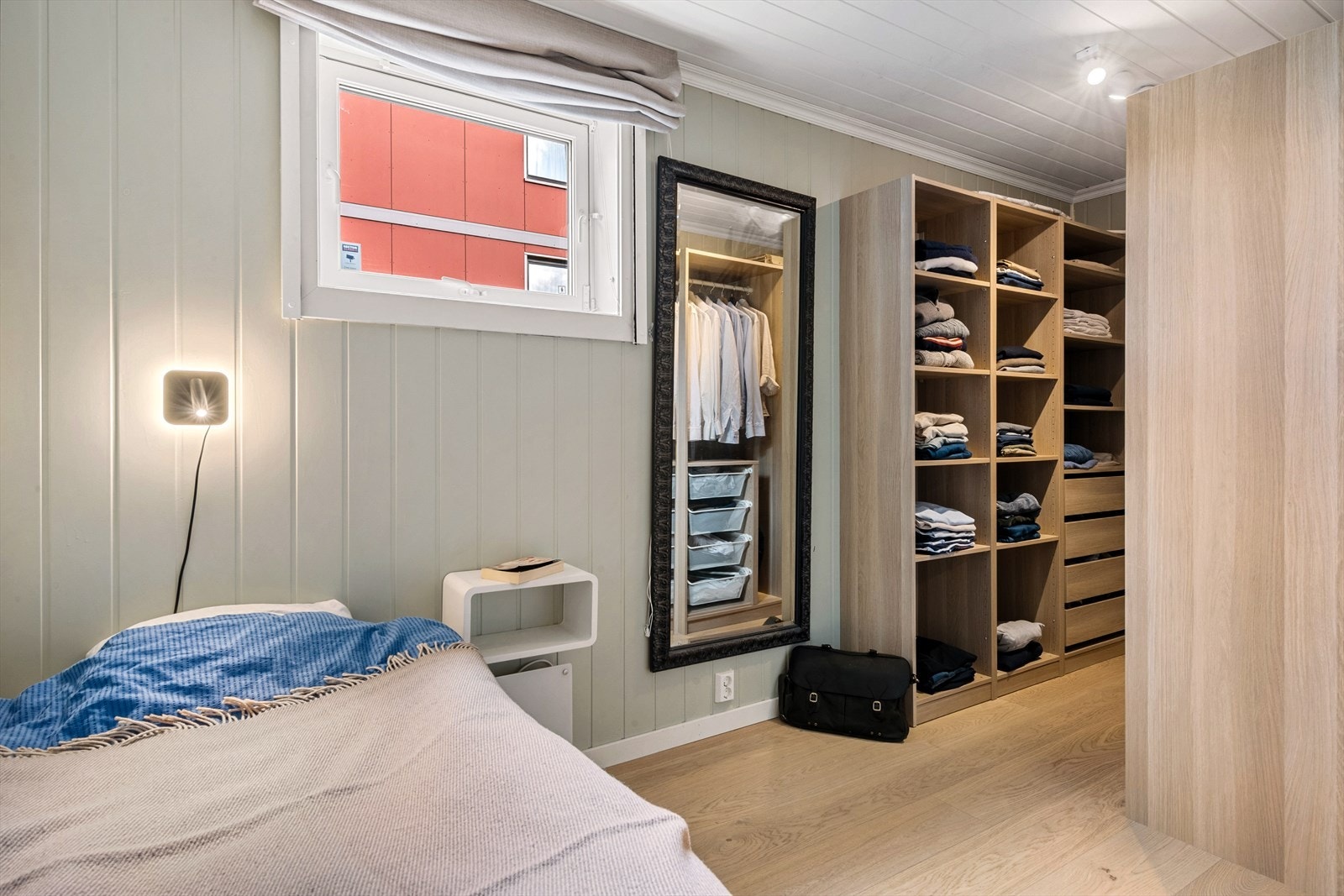 Åpen Ikea Pax garderobe på soverom 2 Galleribilde