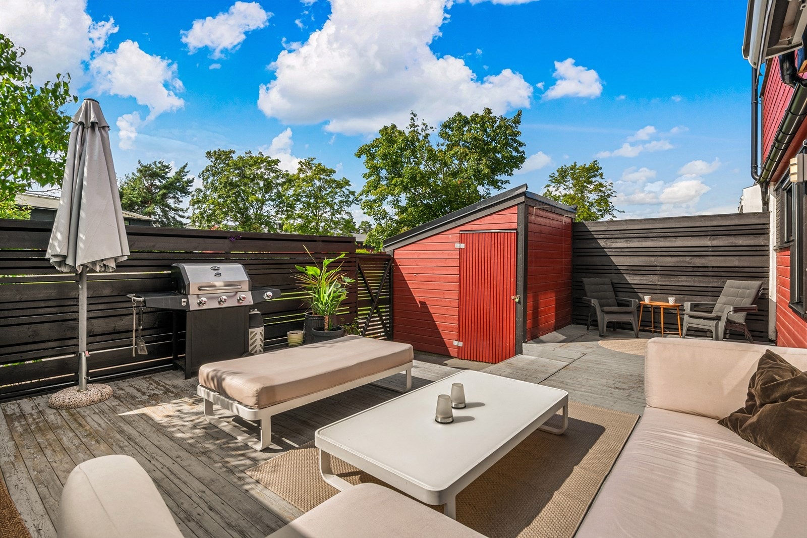 Stor terrasse med egen adkomst, skjermet med meget gode solforhold Galleribilde