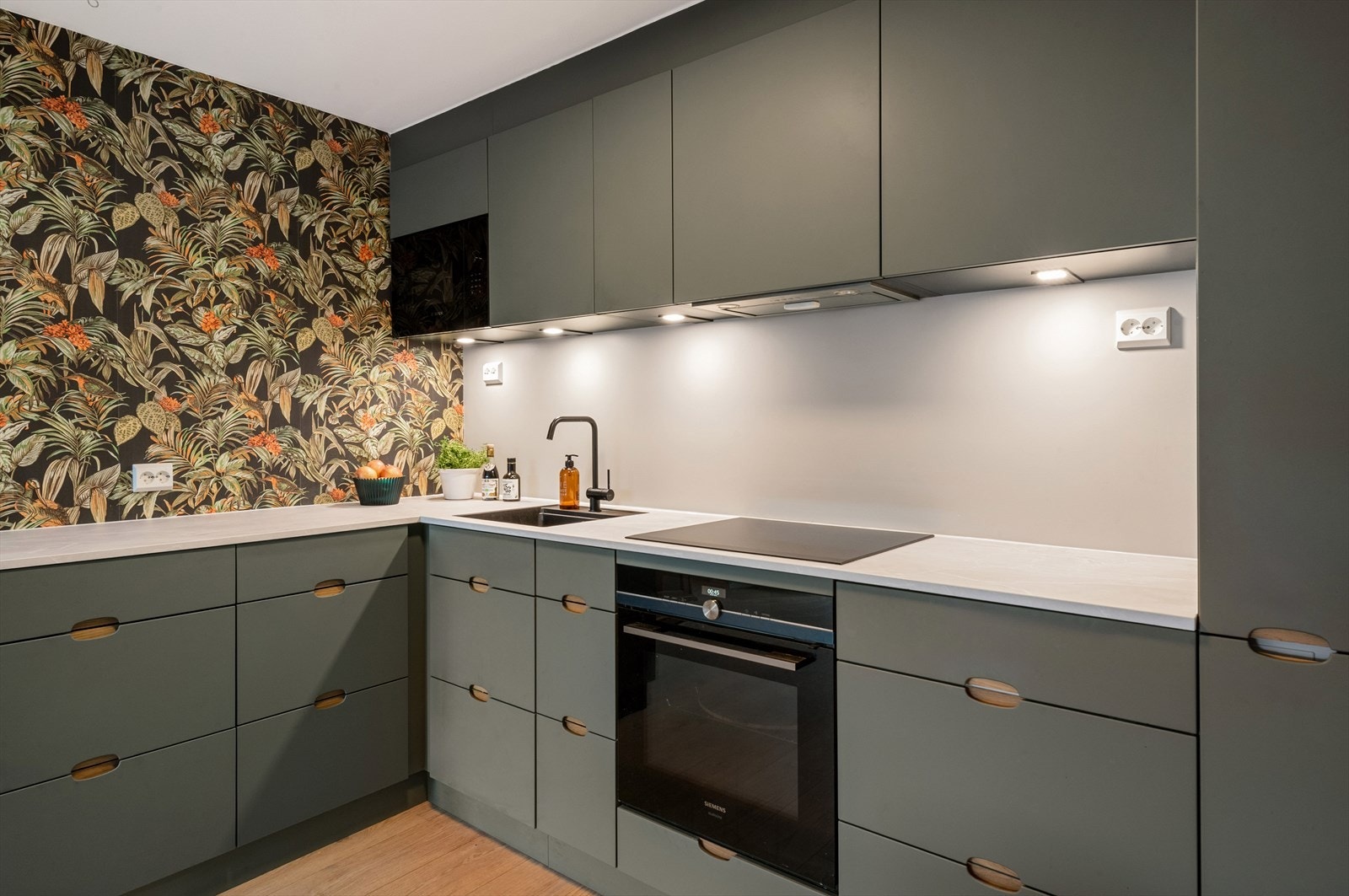 Kjøkkenet har integrerte hvitevarer som følger med boligen Galleribilde