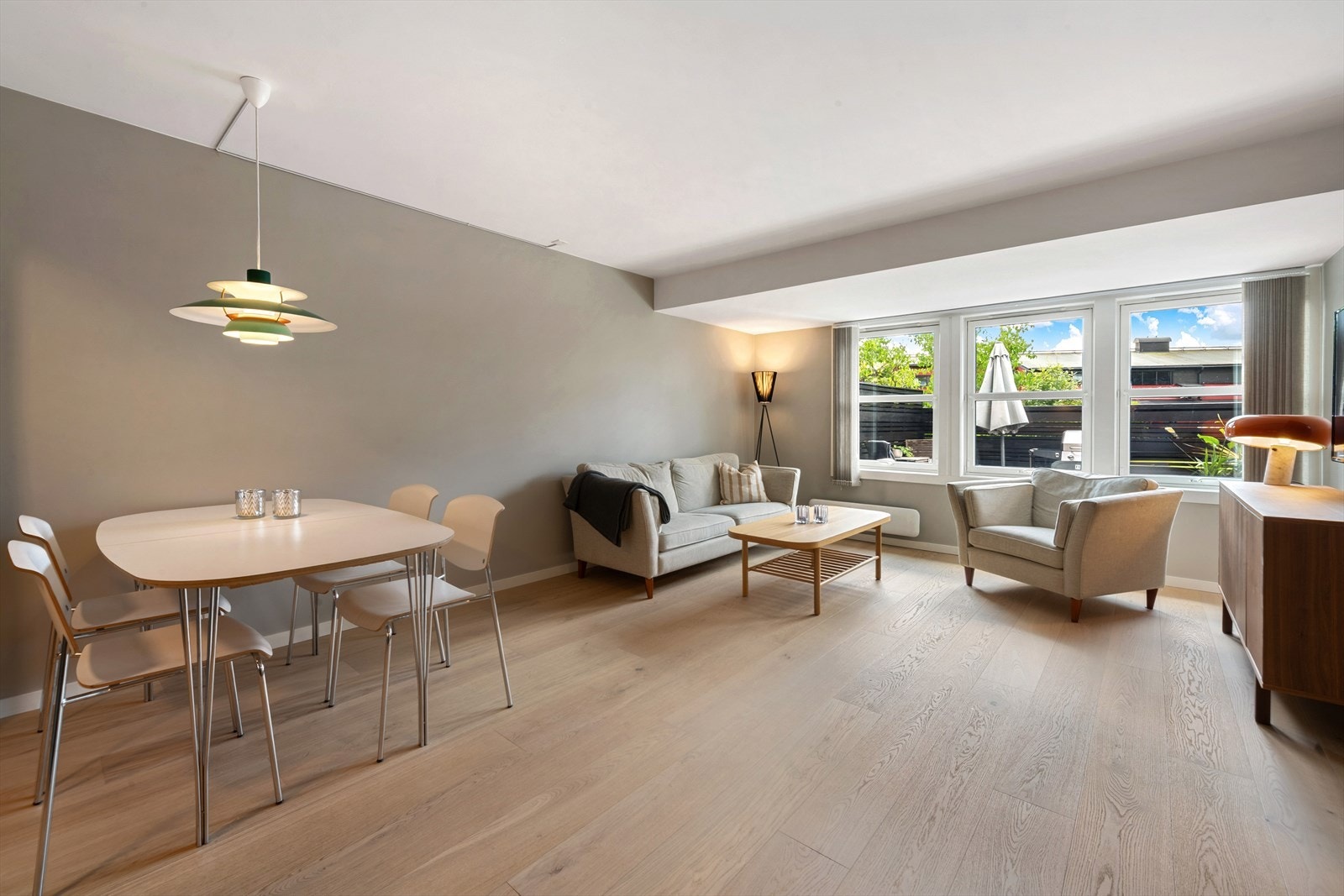 Plass til både spisebord sofagruppe og lenestoler Galleribilde