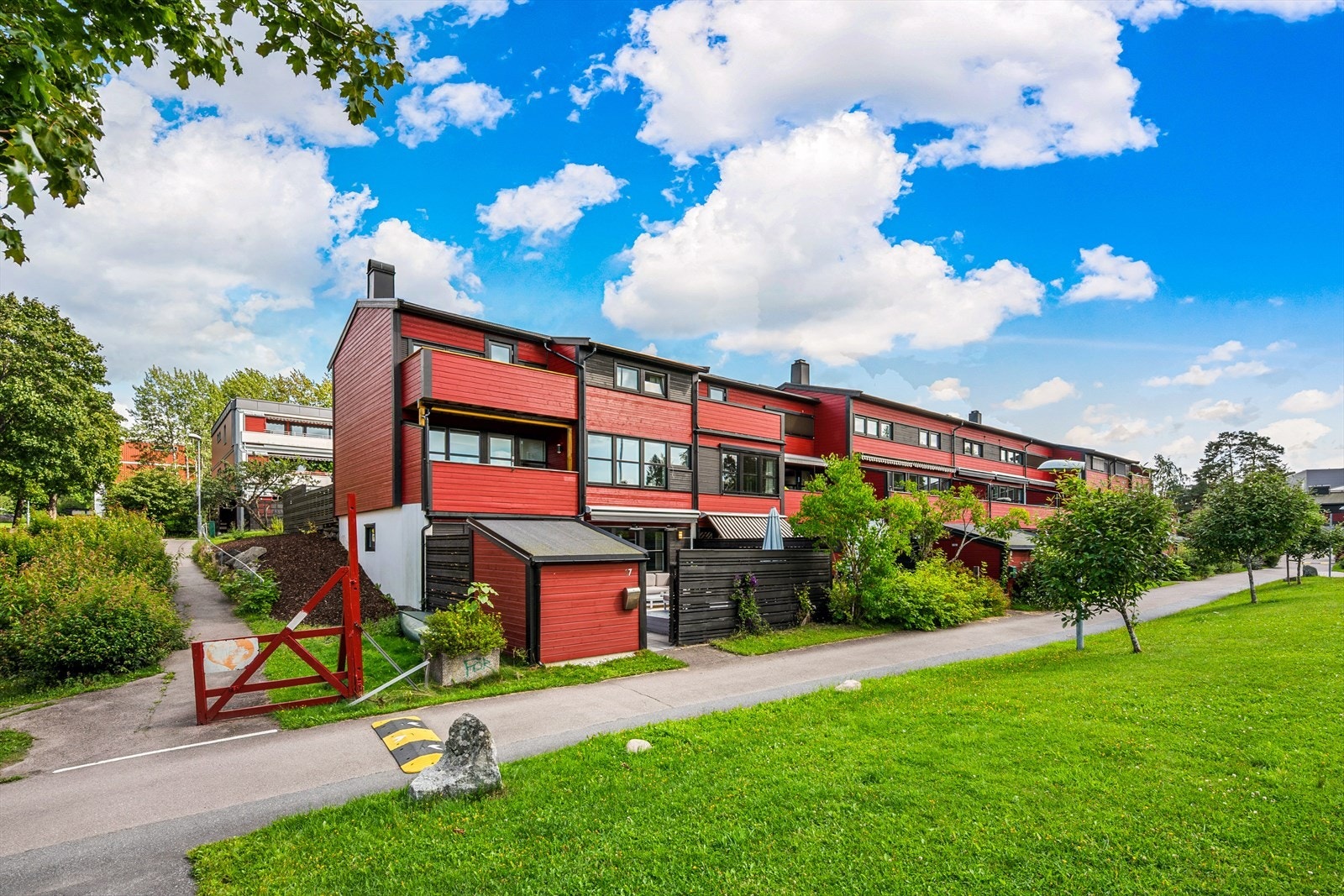 Leiligheten ligger på ende med fritt utsyn mot grøntarealer Galleribilde