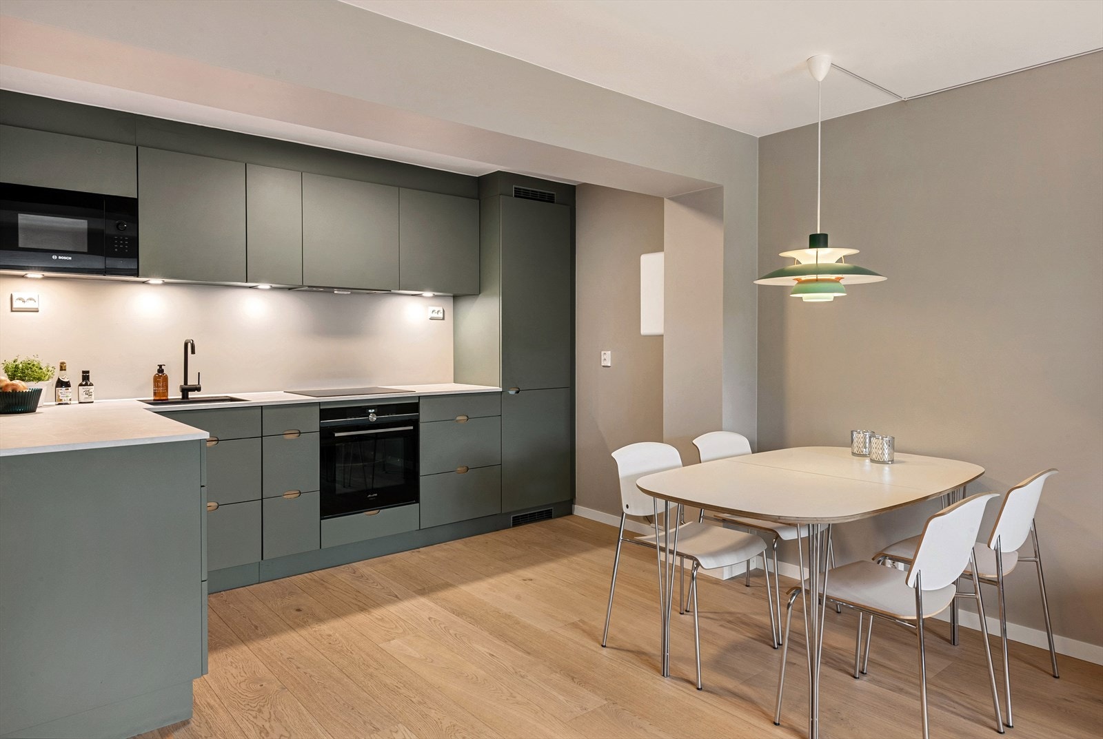 Nyere pent kjøkken fra 2022 Galleribilde