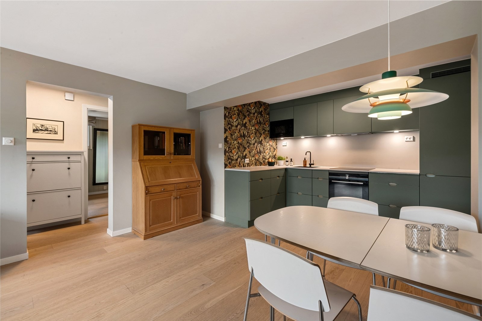 Kjøl/fryseskap, oppvaskmaskin, stekeovn, induksjonsplatetopp, mikrobølgeovn. Galleribilde