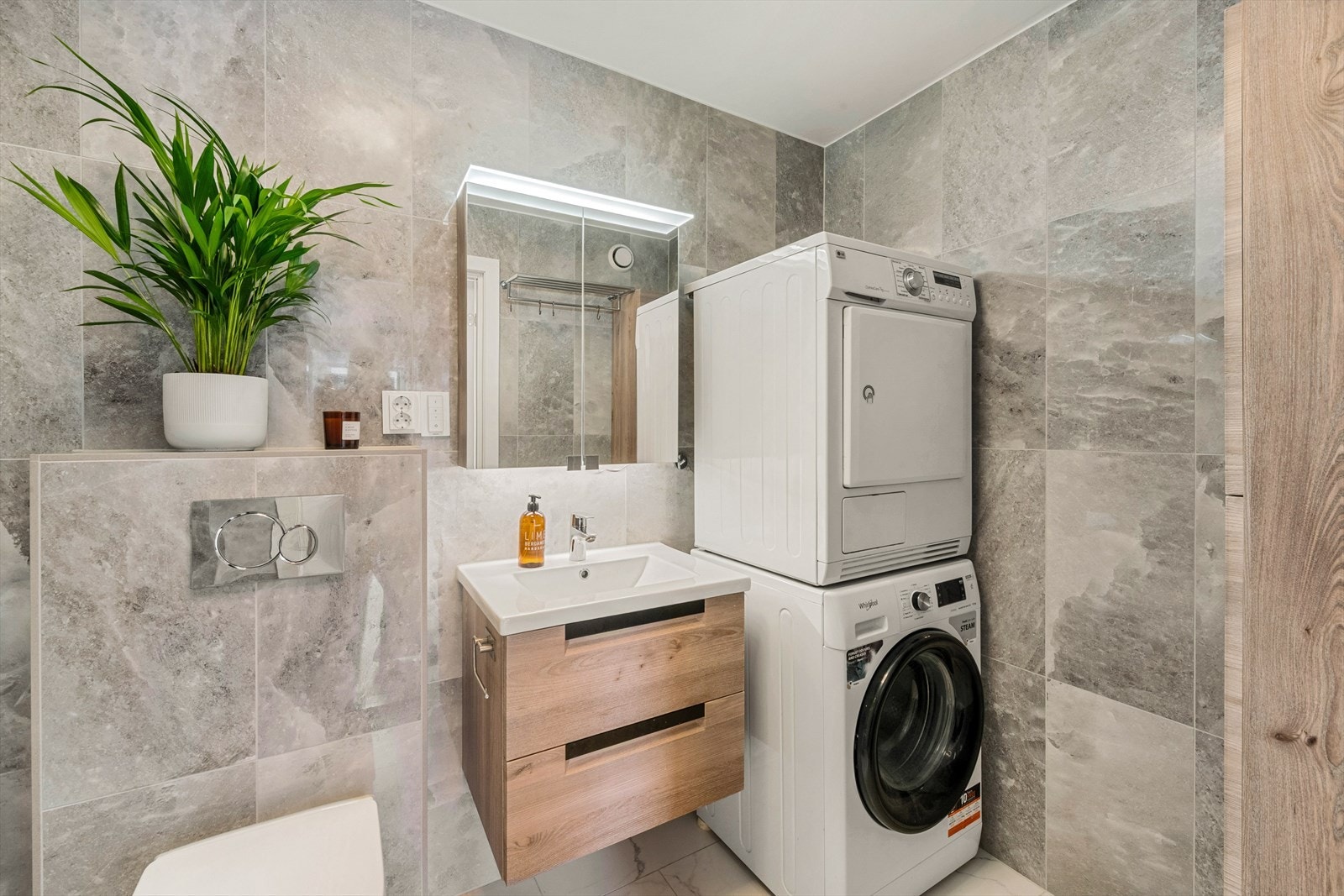 Delikat baderom med fliser på gulv og vegger Galleribilde