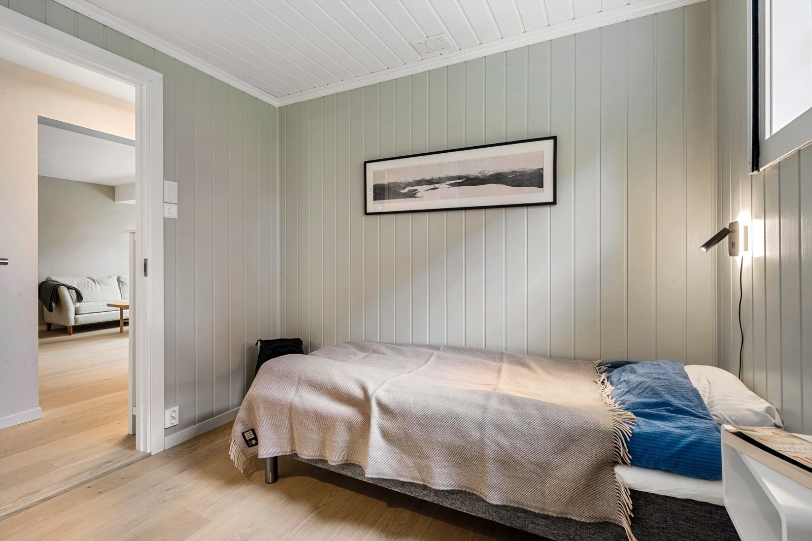 Soverom 2 med vindu på gavlvegg Galleribilde