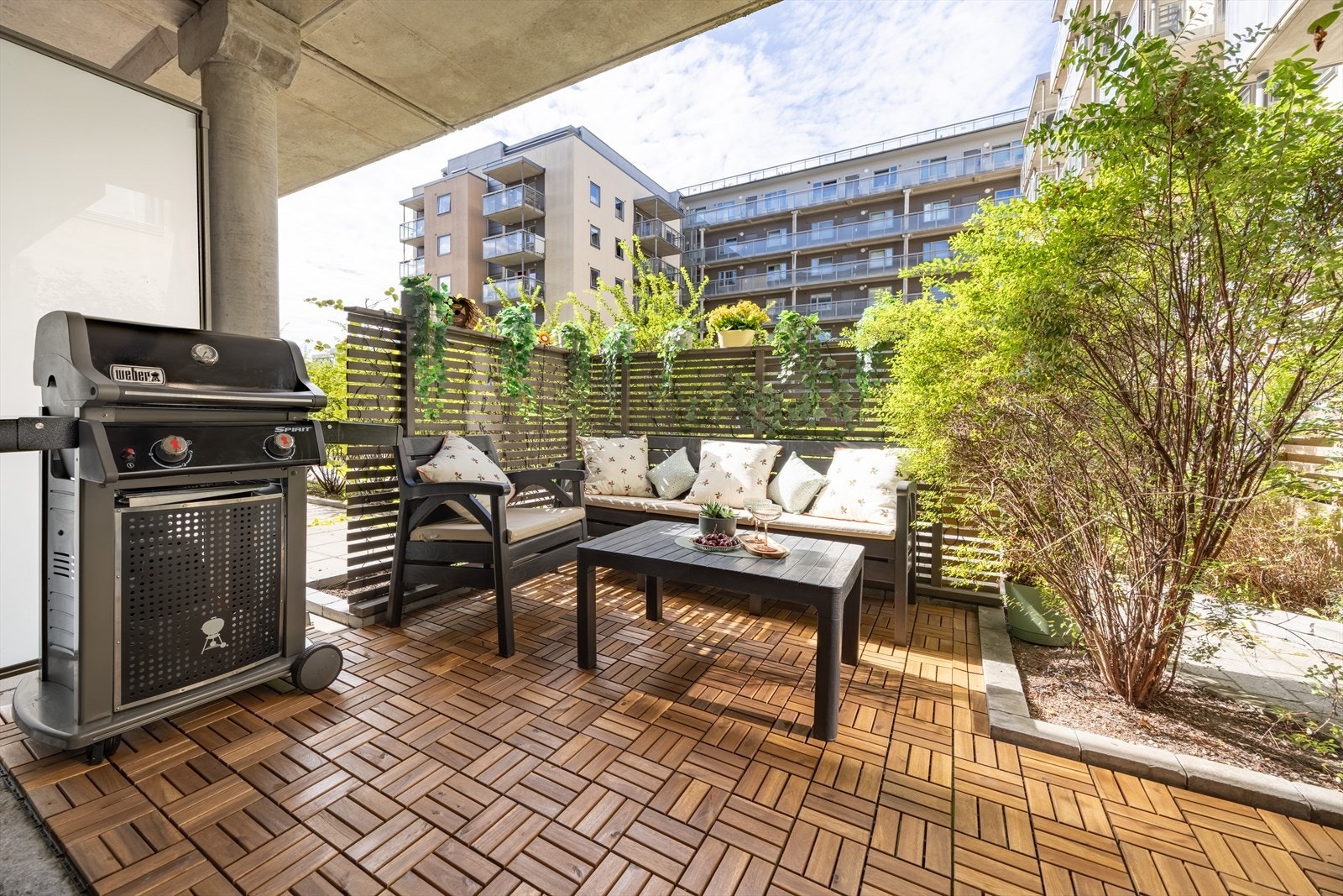 Stor nordvestvendt markterrasse på ca 10 m² med gode solforhold Galleribilde