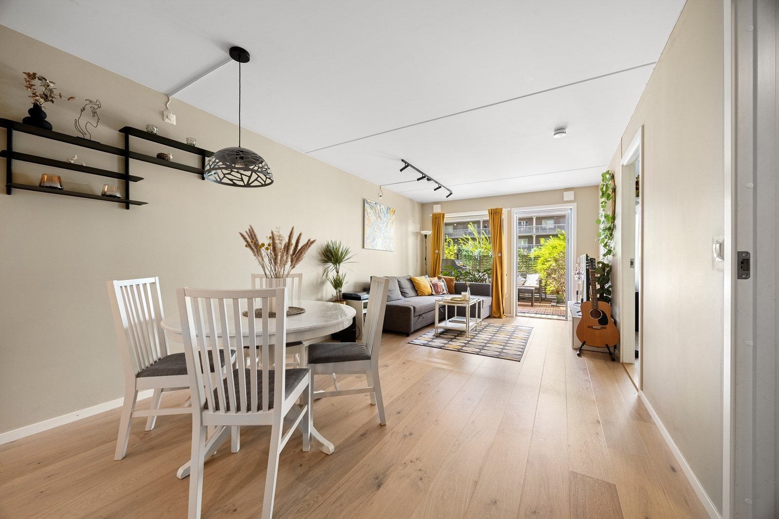 Leiligheten ligger fint og skjermet til i byggets 1. etasje og inneholder: Entré, bad, omkledningsrom, kjøkken stue og soverom. Fra stue er det adkomst til markterrasse på 10 kvm Galleribilde