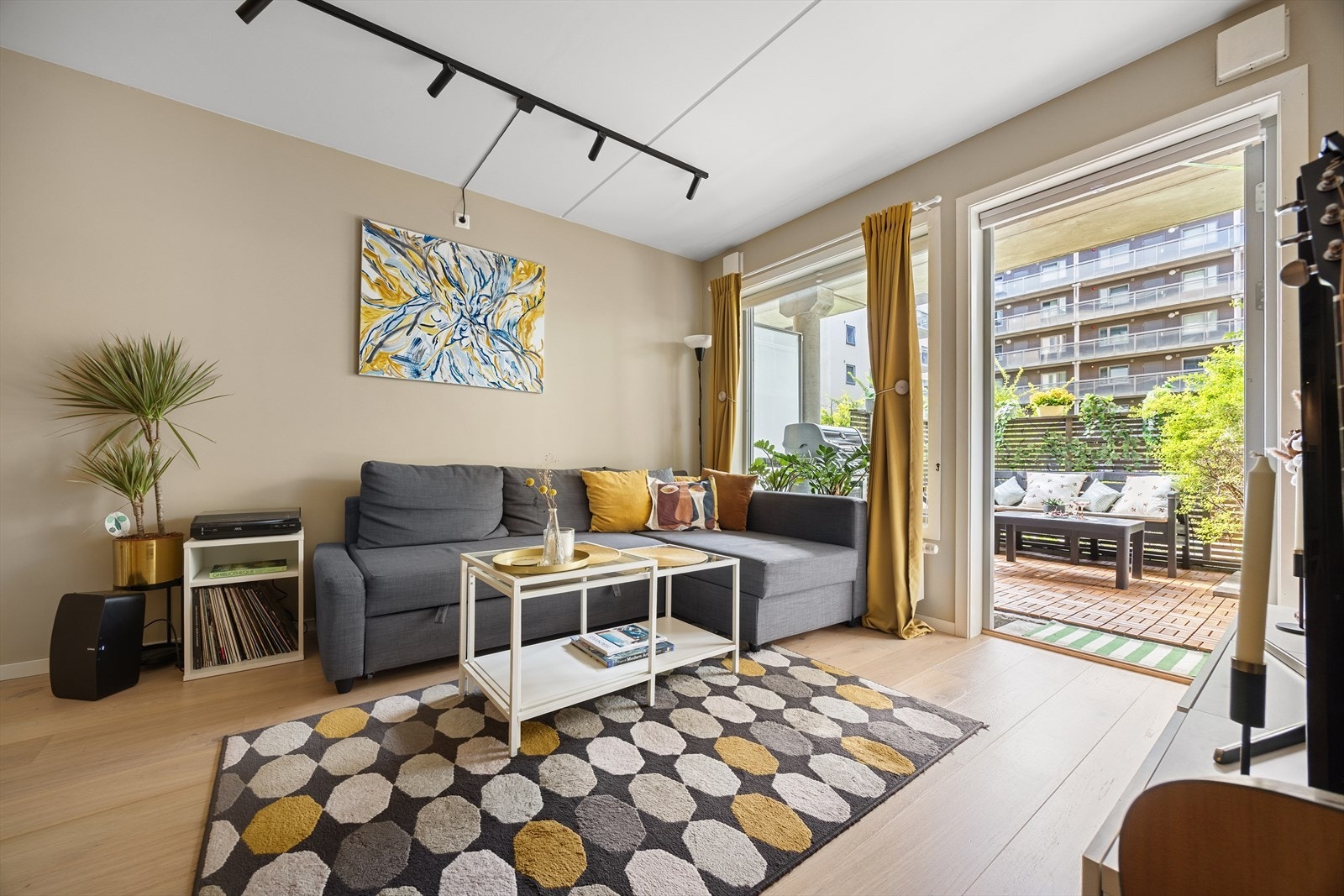 Lys og romslig stue med store vindusflater som sørger for rikelig med dagslys Galleribilde