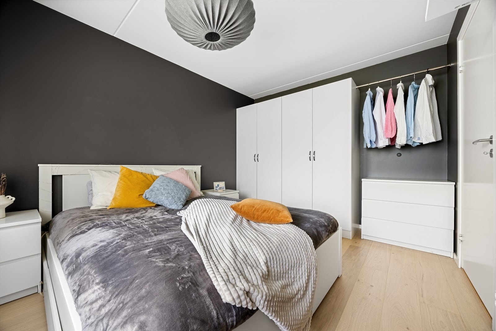 God plass til en romslig garderobeløsning langs hele veggen Galleribilde