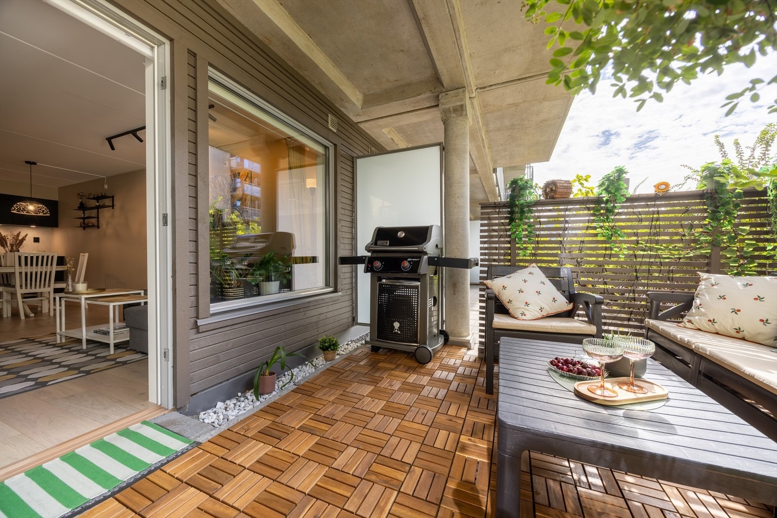 Den overbygde markterrassen utgjør en naturlig forlengelse av stuen gjennom sommerhalvåret Galleribilde