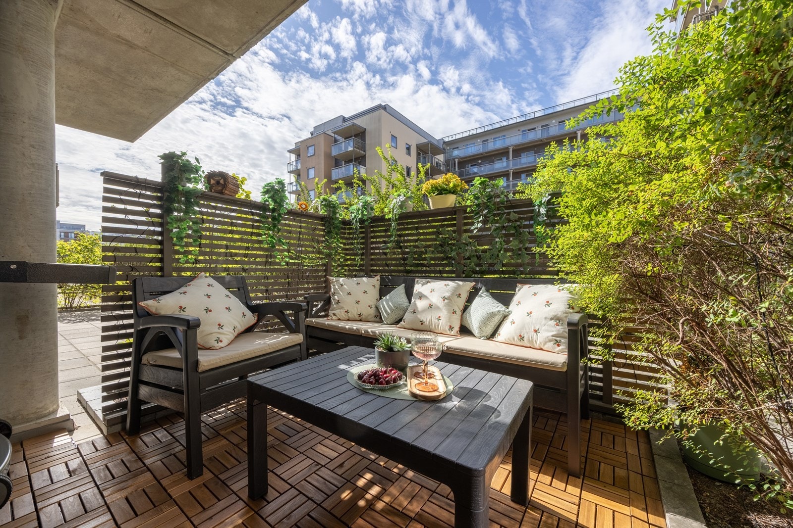 Uteplassen ligger privat og skjermet til med etablert spilevegg og beplantning utenfor Galleribilde