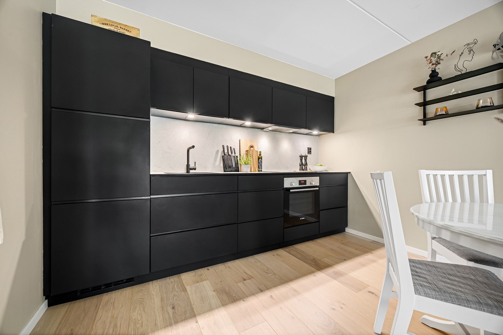 Kjøkkenet har integrert kjøl-/fryseskap, oppvaskmaskin, platetopp, stekeovn, mekanisk avtrekksvifte samt nedfelt oppvaskkum med uttrekkbart blandebatteri Galleribilde