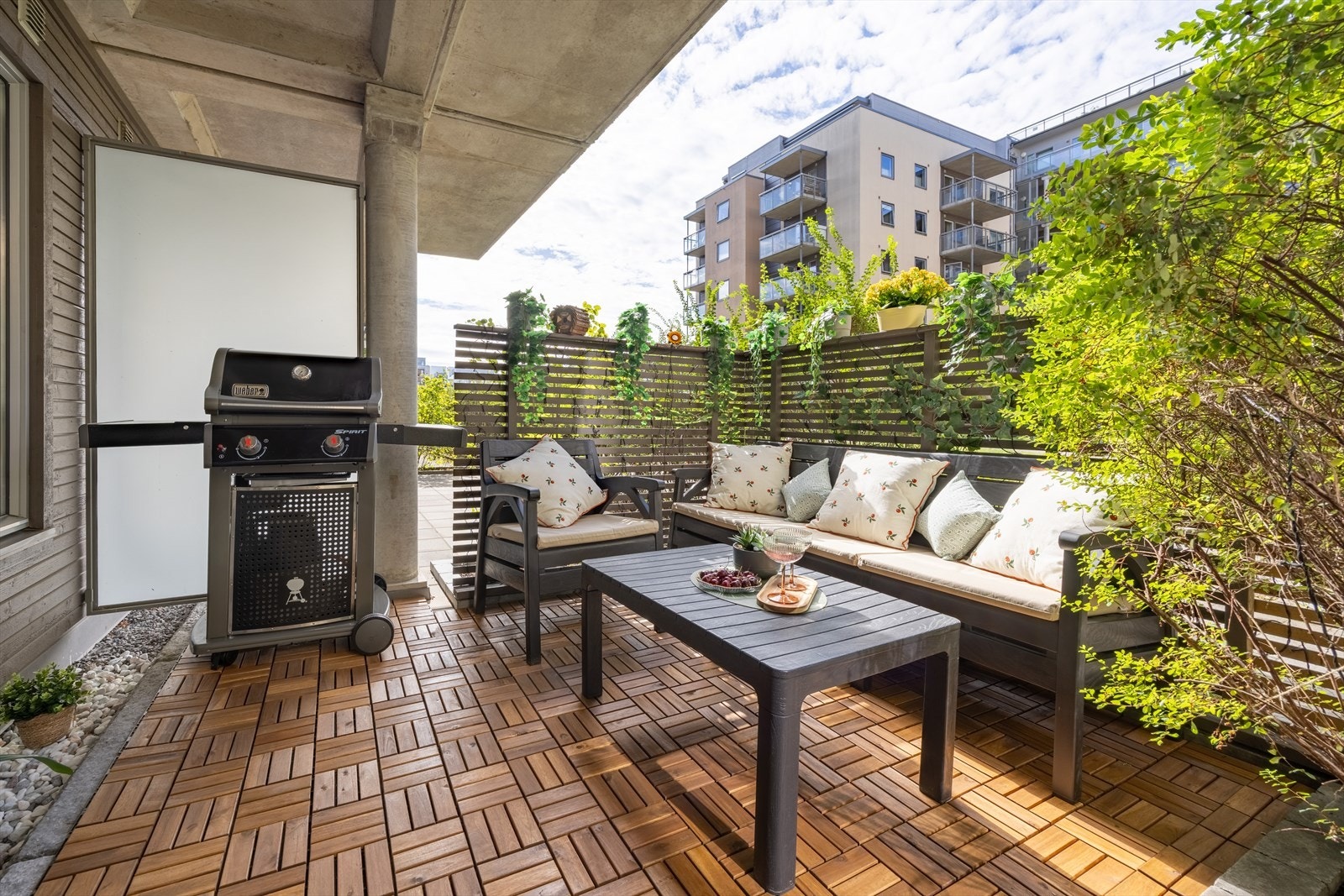 Her er det god plass til utemøbler og grill - ny lekker terrasseflis i tre fra 2025 Galleribilde