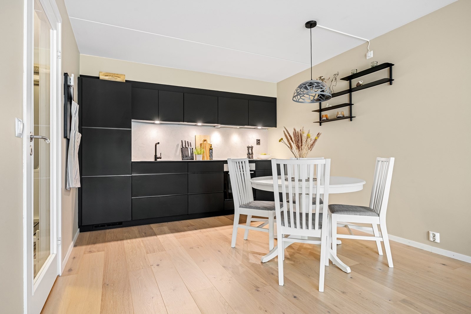 Moderne kjøkken fra Kvik med mørke matte fronter, oppgradert i 2021 Galleribilde