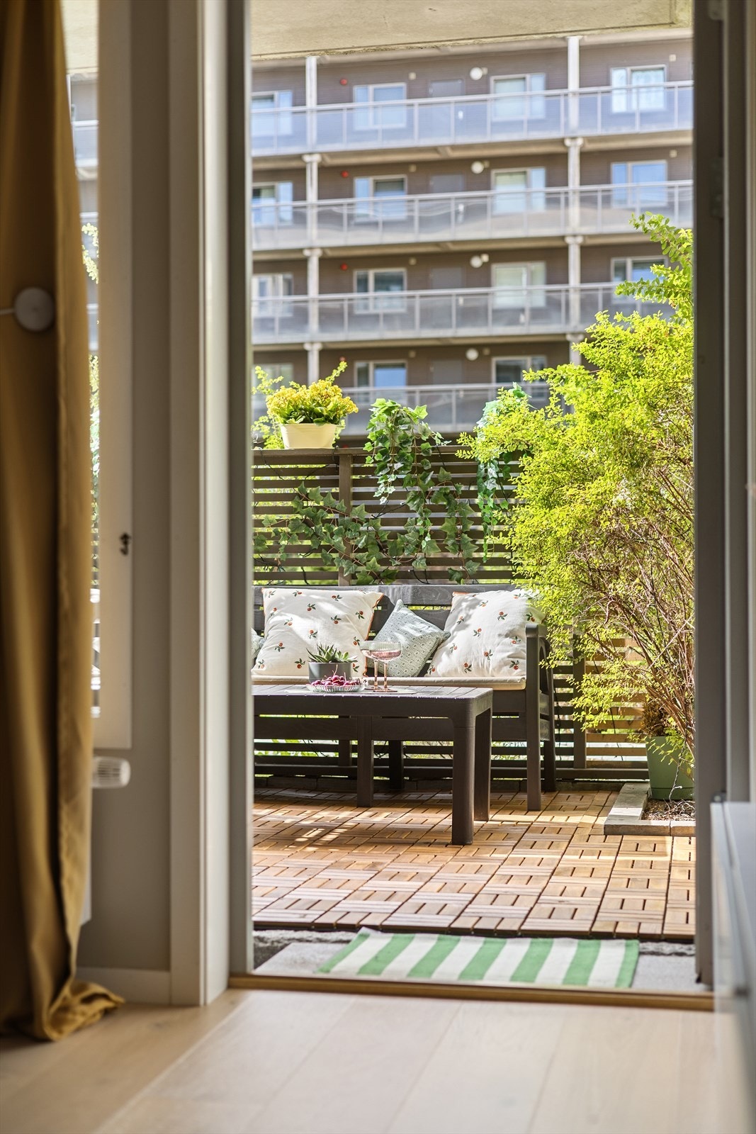 Fra stuen er det direkte adkomst til en solrik markterrasse Galleribilde