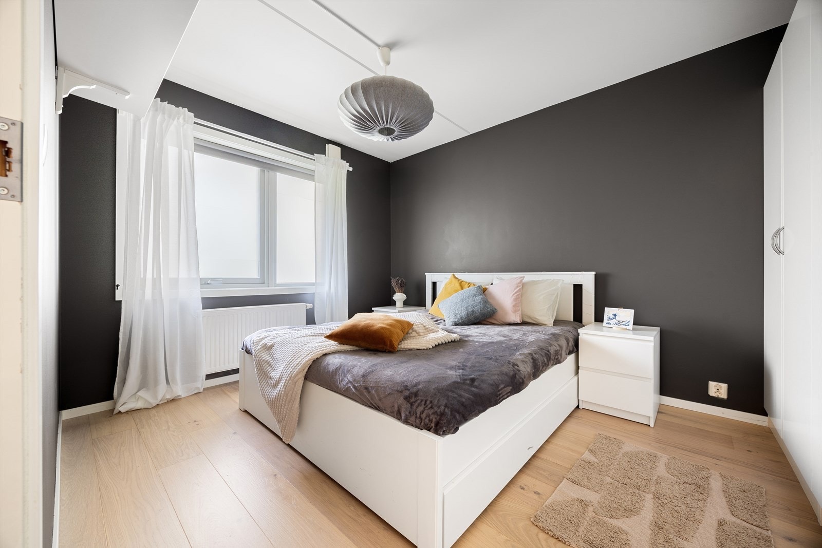 Romslig soverom med god plass til dobbeltseng, nattbord på begge sider samt øvrig møblement Galleribilde