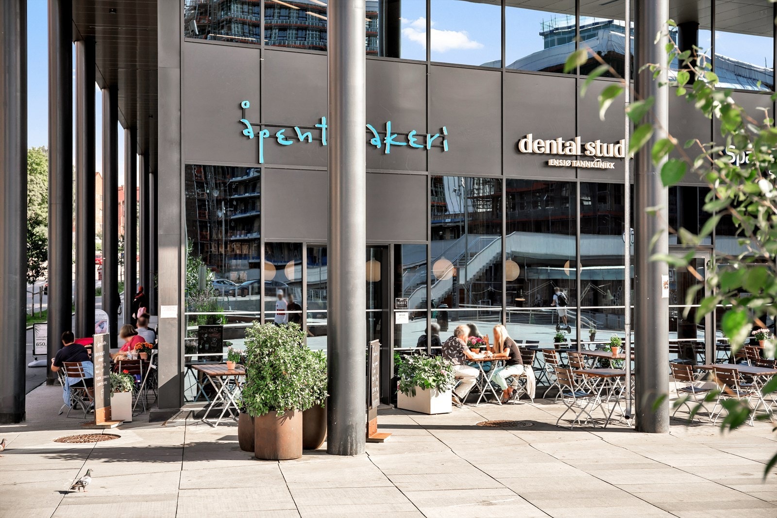 Ensjø Torg - leiligheten har umiddelbar nærhet til "alt" av servicetilbud, med dagligvare, hyggelige serveringssteder, kafé og offentlig transport. Galleribilde