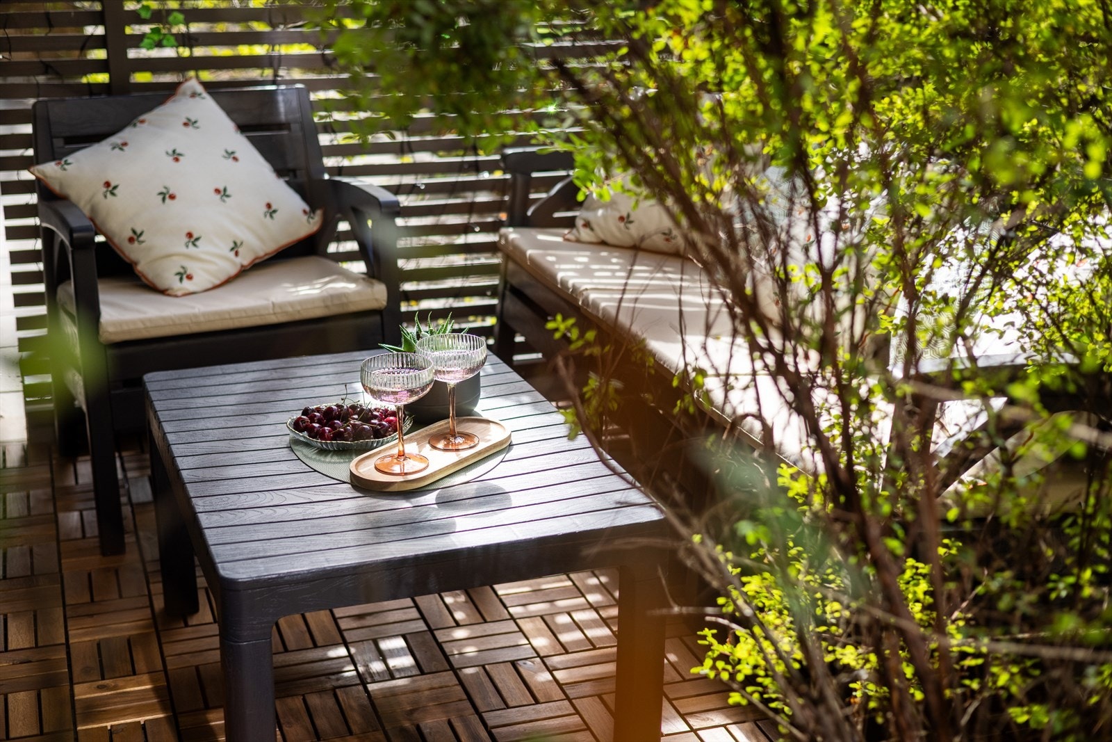 Her kan man nyte lange late sommerdager i grønne og skjermede omgivelser Galleribilde