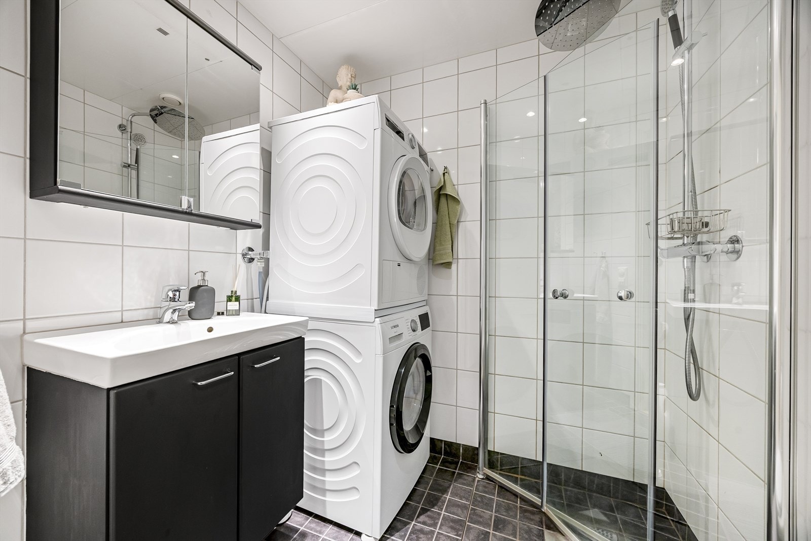 Lyst flislagt bad med gulvvarme og downlights i tak Galleribilde