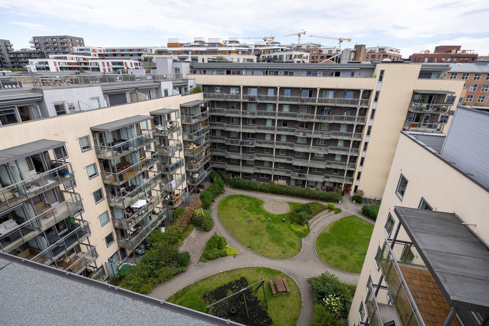 Bygget er fra 2012 og har en meget sentral og samtidig tilbaketrukket beliggenhet på Ensjø Galleribilde