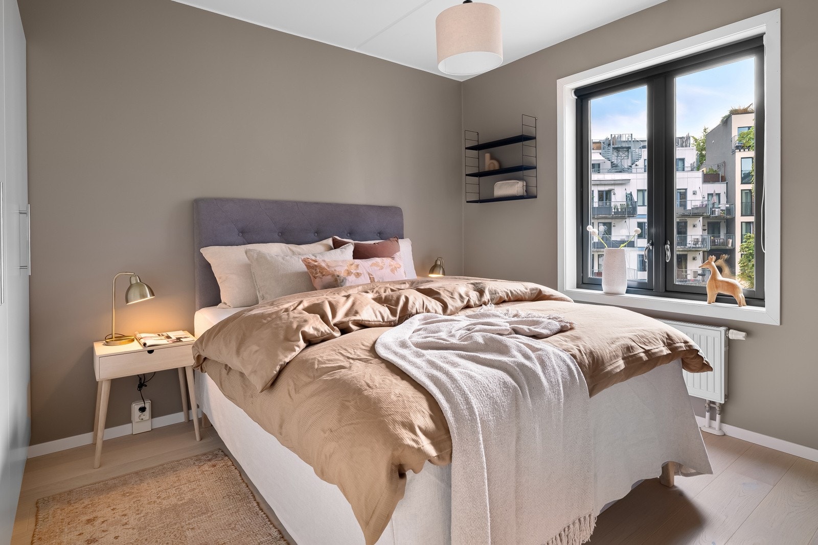 Romslig soverom med god plass til dobbeltseng Galleribilde