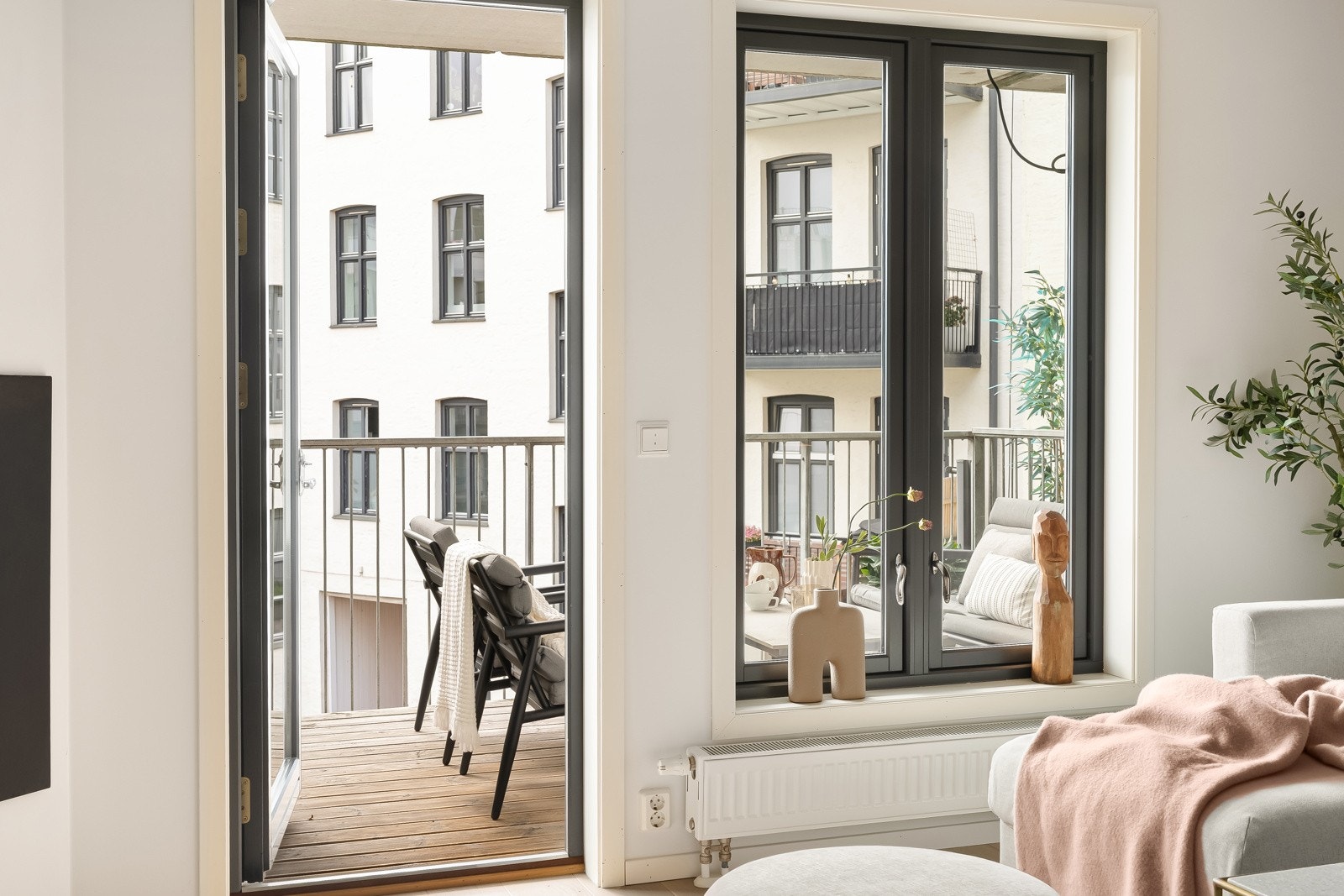 Utgang til herlig balkong på 9 kvm fra stuen Galleribilde