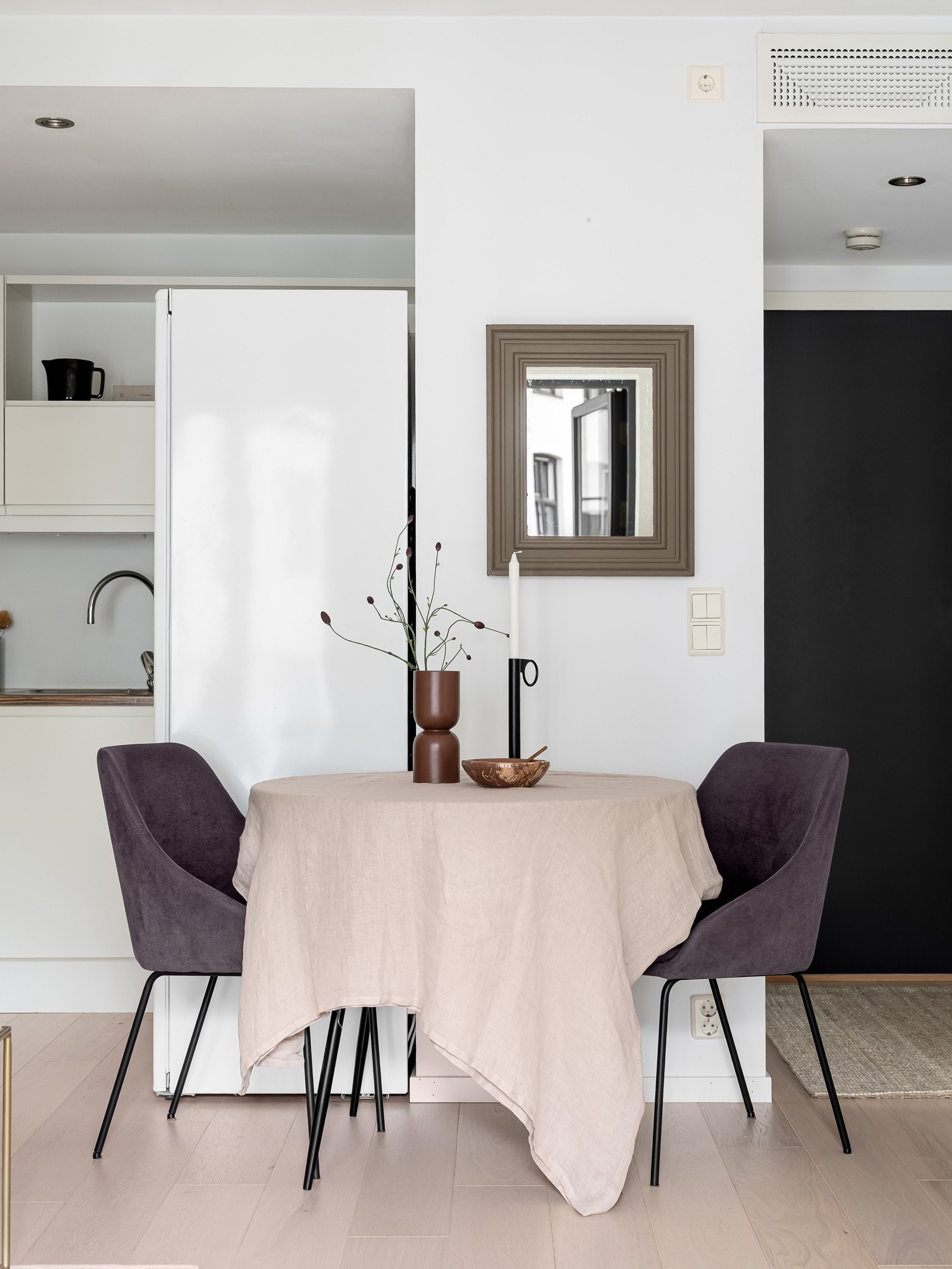 Plass til spisebord mellom stue og kjøkken Galleribilde