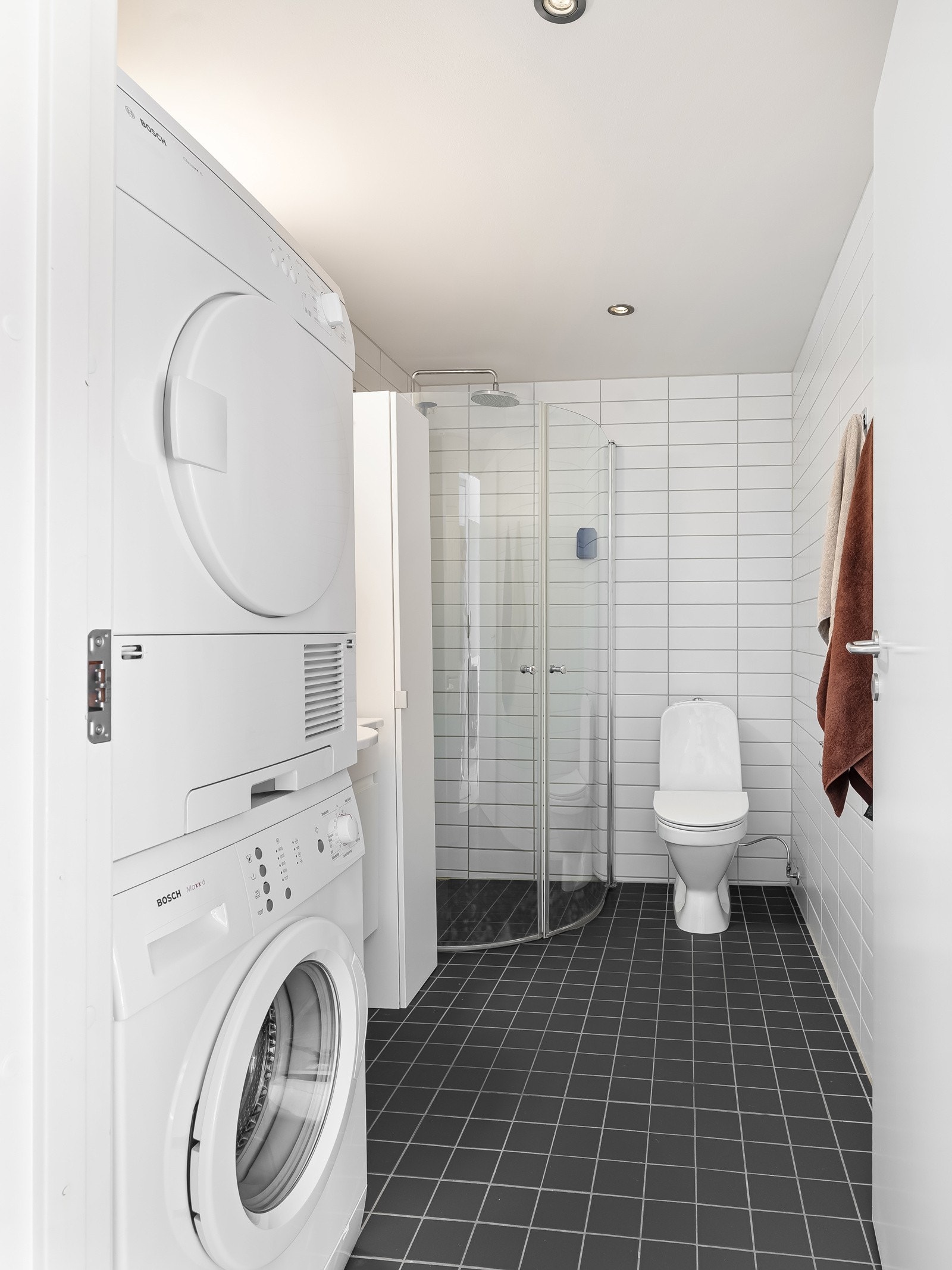 Pent og stort baderom med opplegg for vaskemaskin og tørketrommel Galleribilde
