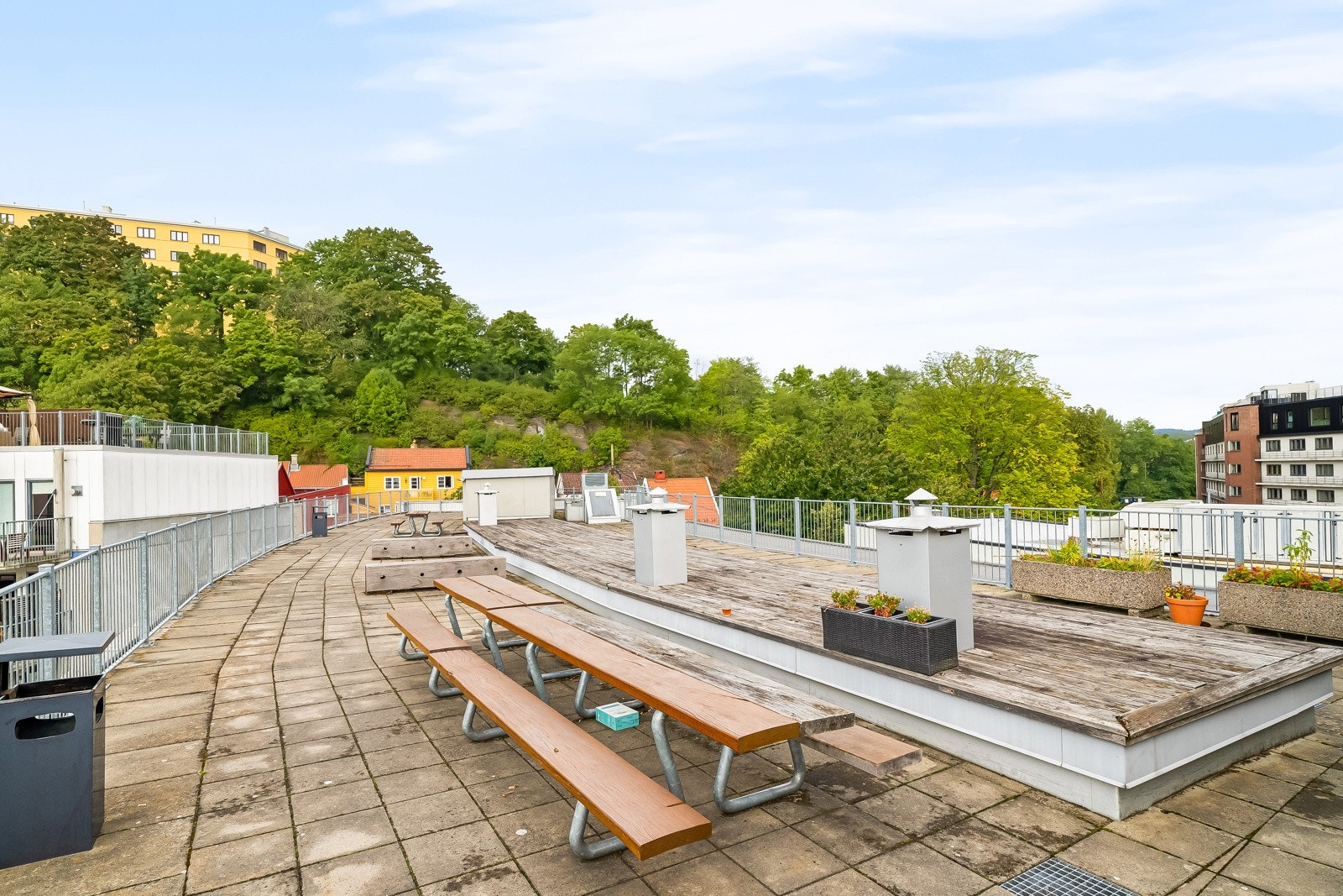 Felles og stor takterrasse med kveldssol Galleribilde