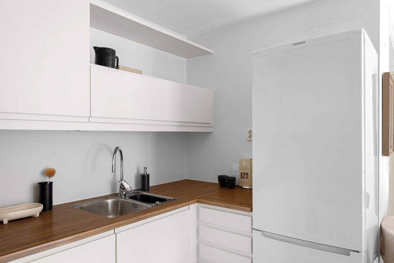 Her er det godt med skap- og benkeplass Galleribilde