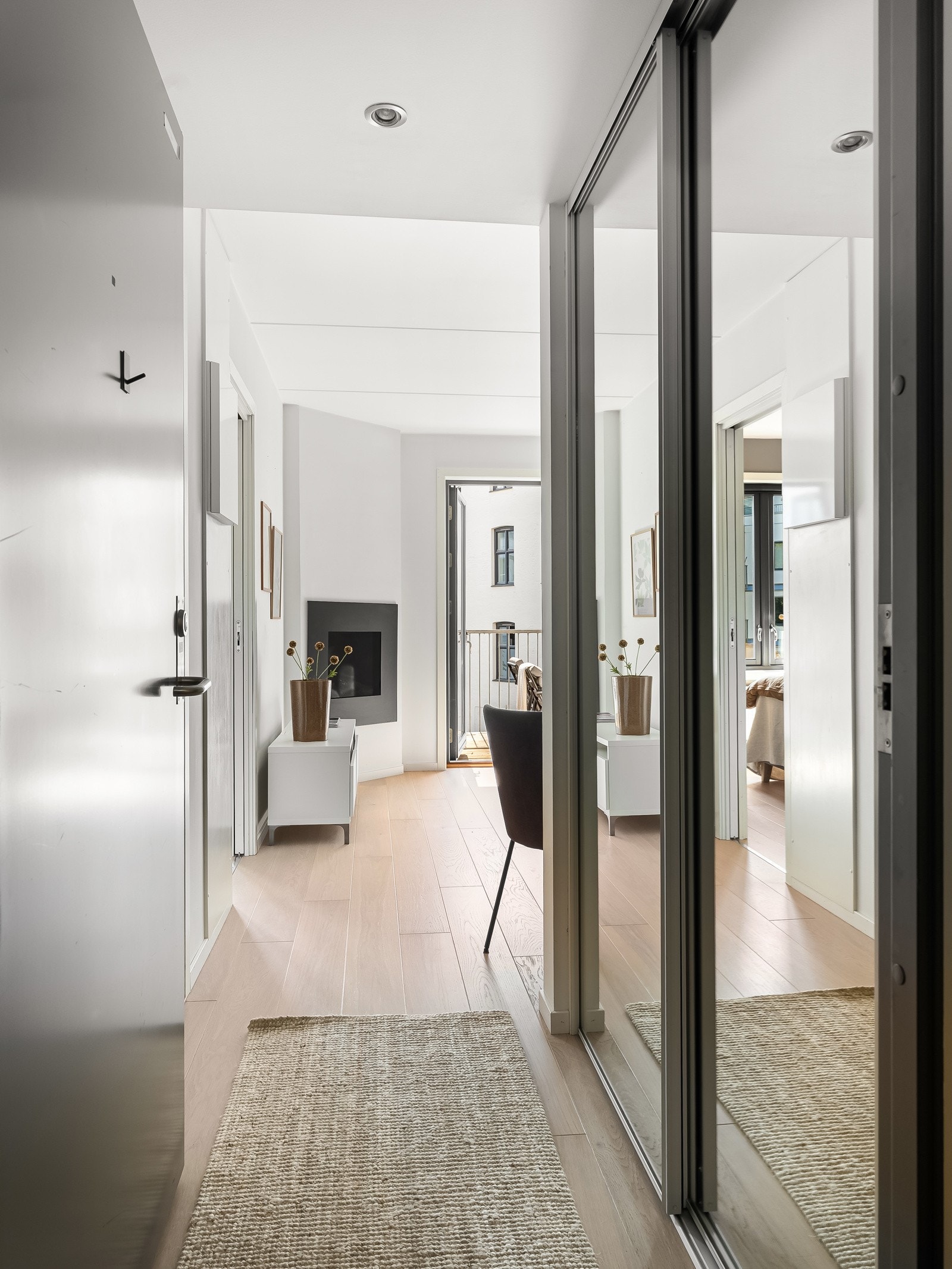 Lys og innbydende entré med stor skyvedørsgarderobe. Det medfølger også en kjellerbod på 5 kvm Galleribilde