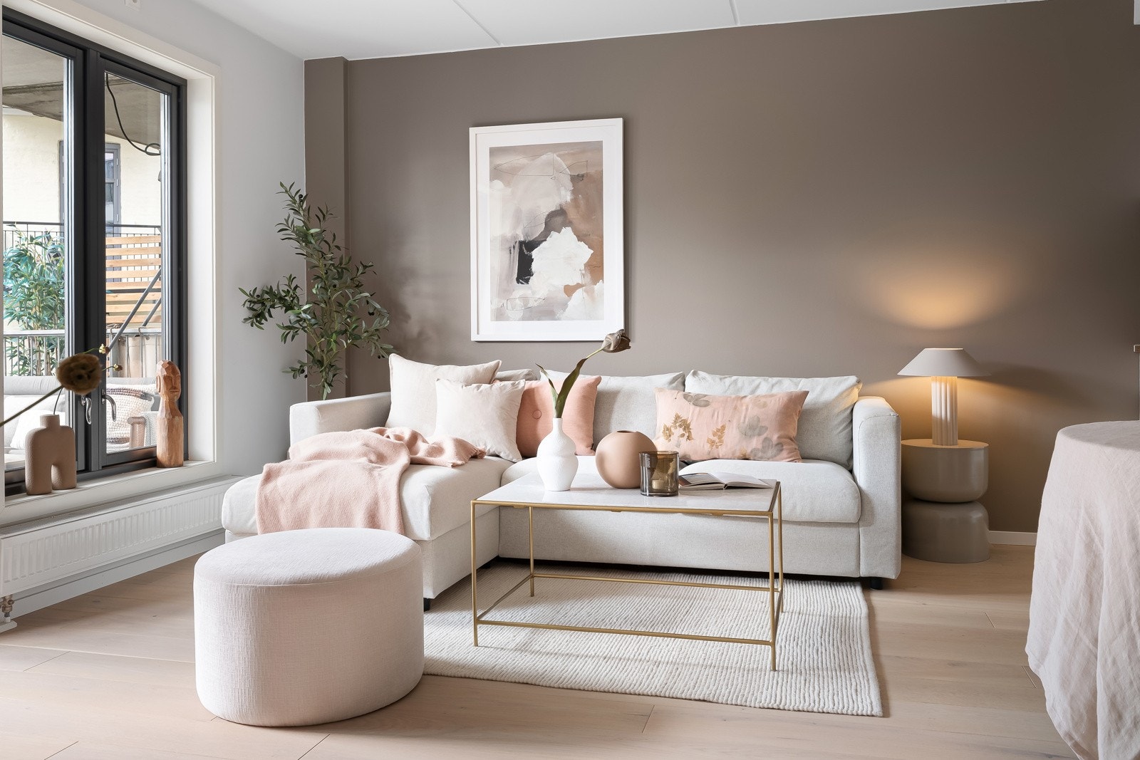 Lys og luftig stue med store vindusflater Galleribilde