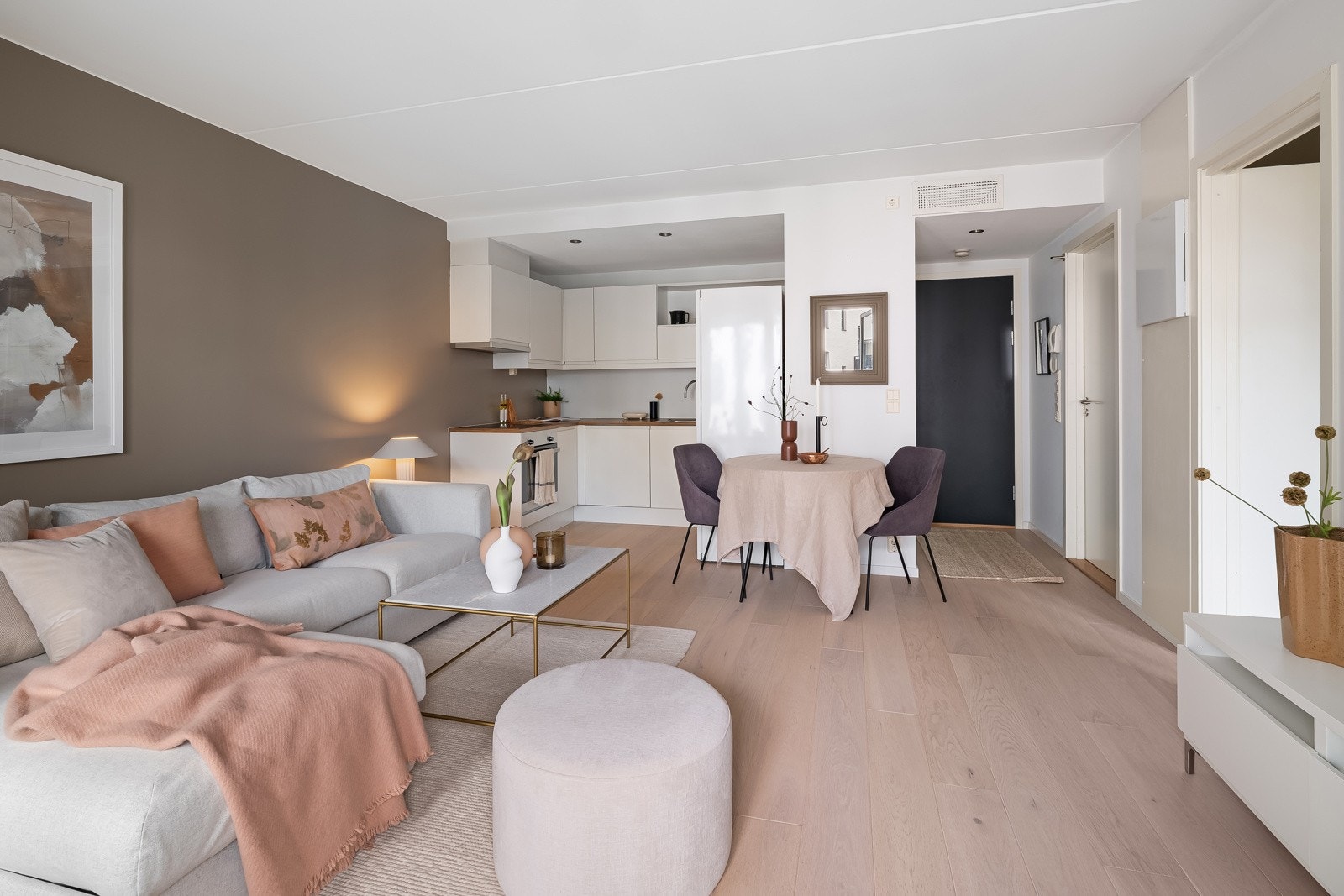 Åpen løsning mellom stue og kjøkken Galleribilde