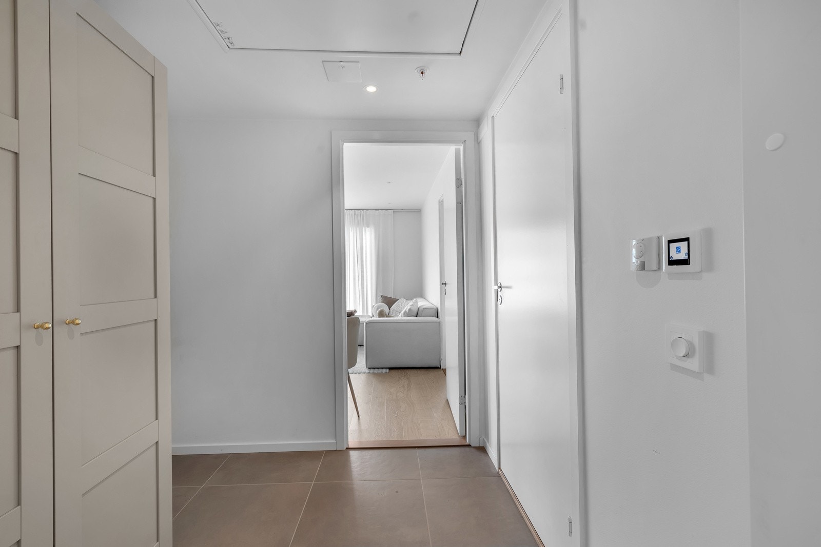 Det første som møter deg er dette lyse og flislagte inngangspariet Galleribilde