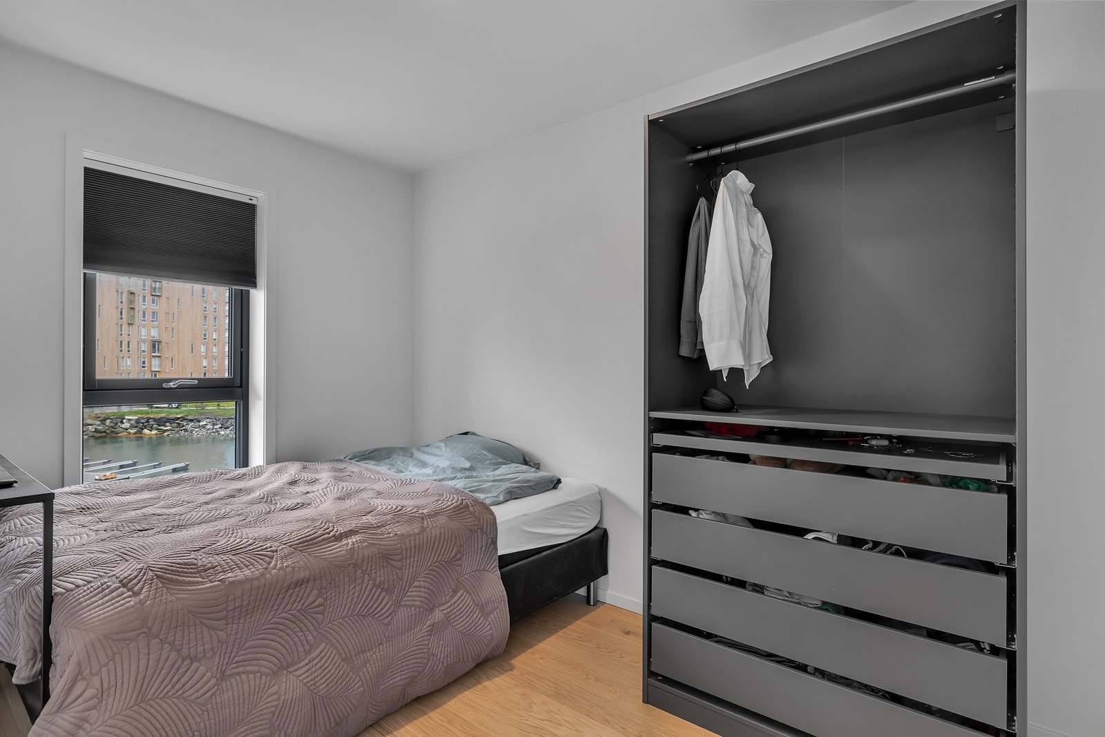 Soverom 1 er praktisk og har vinduer mot sør (mot sjøen) Galleribilde