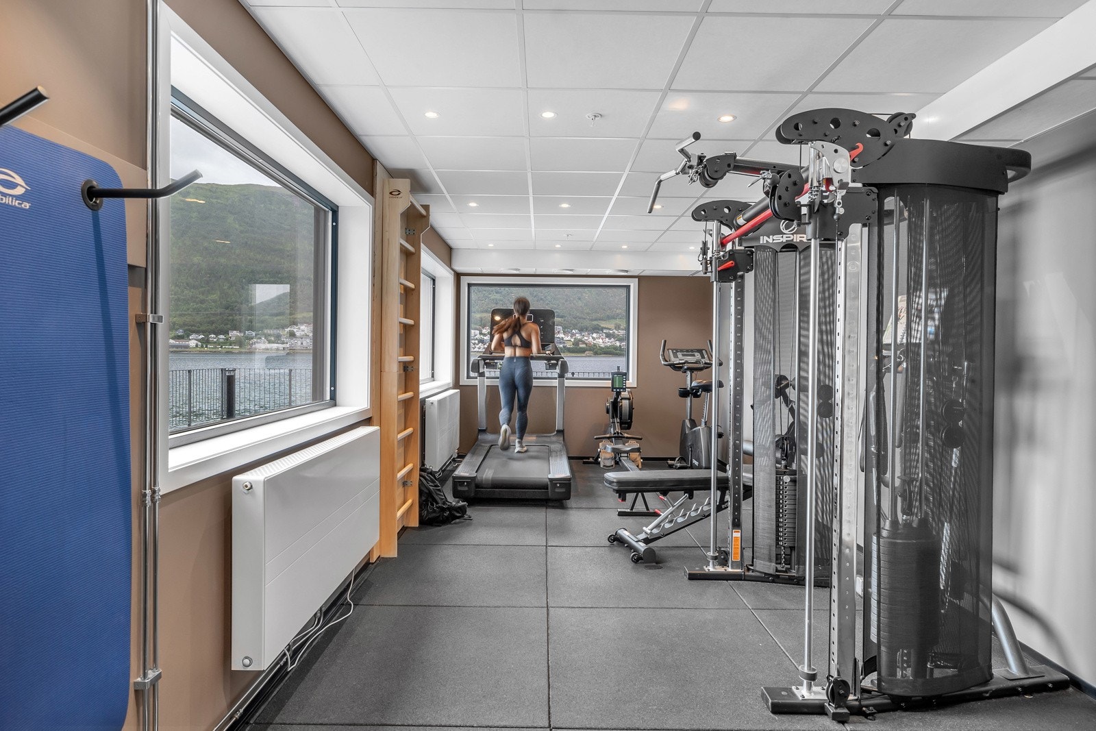 Fellesområdene i bygget er av høy klasse. Du finner bl.a. et flott treningsrom, badstu, garderobe, fellesrom med kjøkken og toalett m.m. Galleribilde