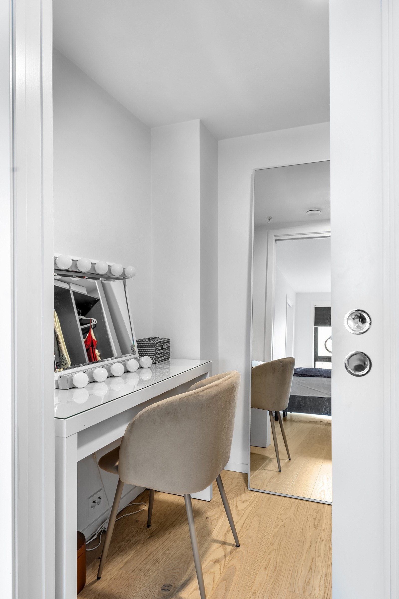 Rommet innenfor hovedsoverommet nyttes som kontor og garderobe Galleribilde