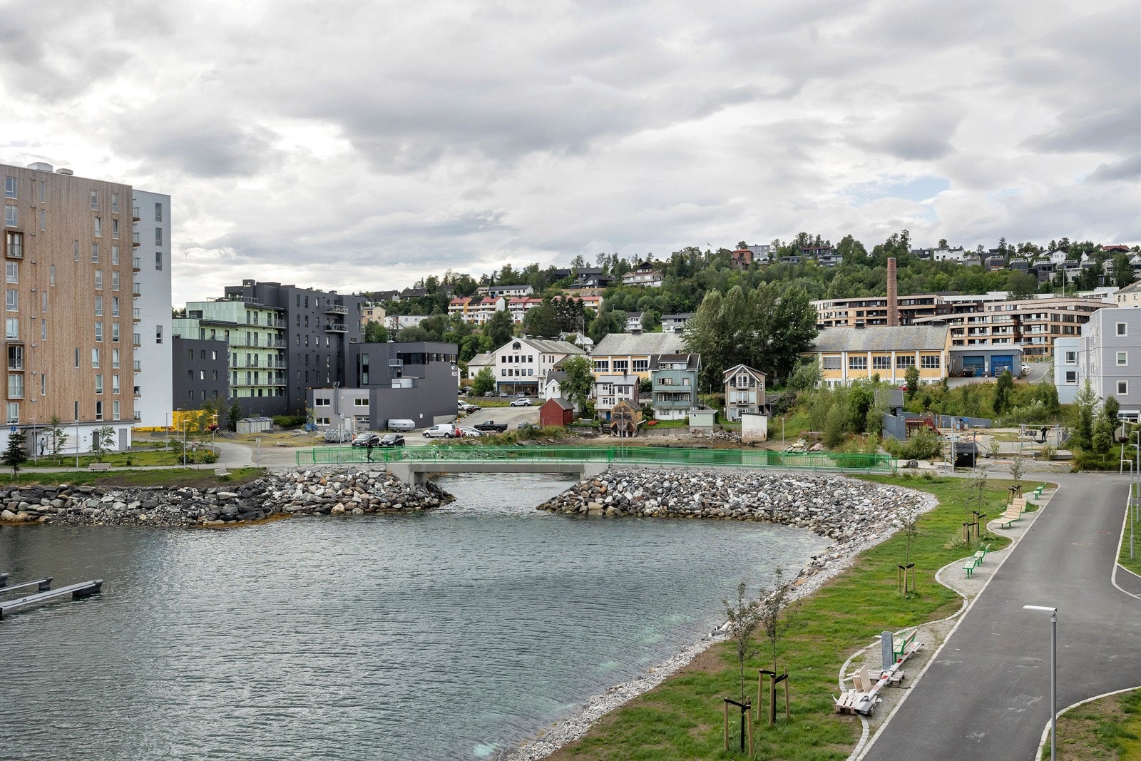 Fra verandaen har du også fin sikt inn i bukta og opp mot Tromsøya Galleribilde