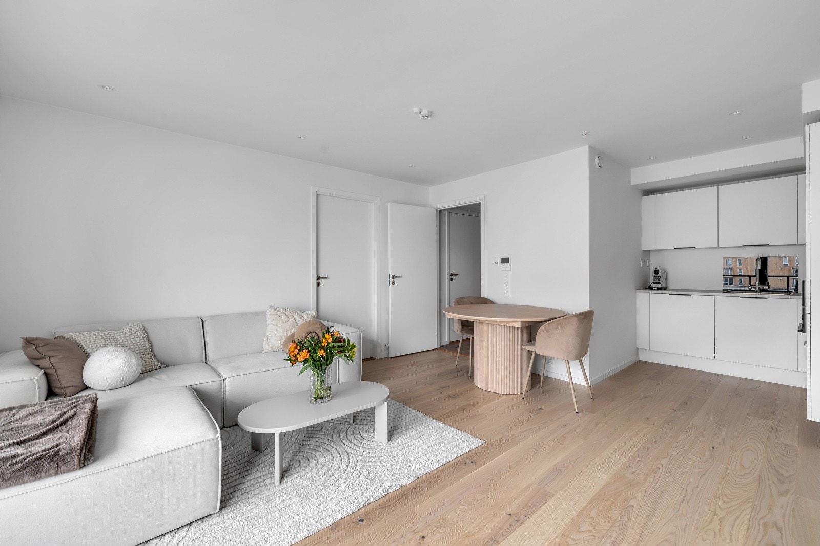 Mellom kjøkkenet og dagligstua finner du plass til spisebord Galleribilde