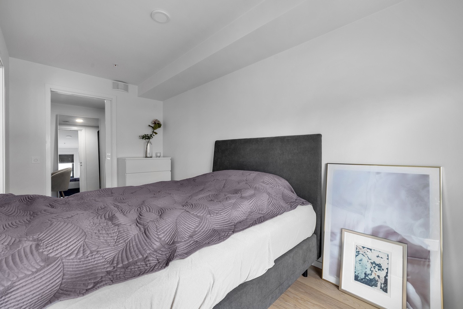 Stort soverom med god plass og direkte adkomst til garderobe/kontor/bod Galleribilde